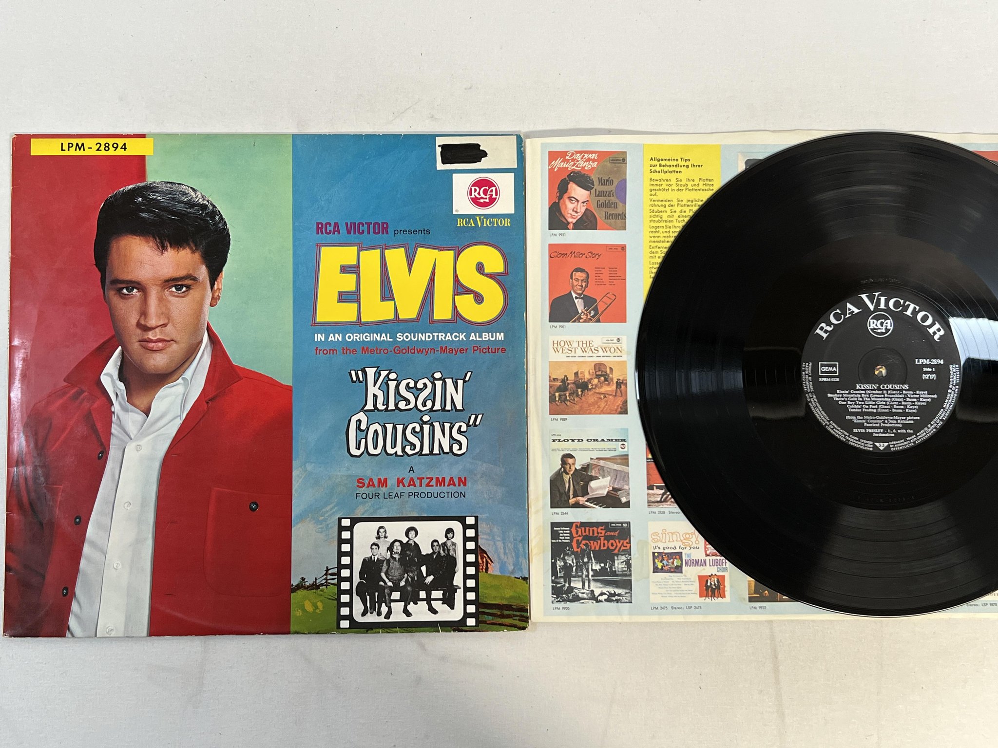 Omslagsbild för skivan ELVIS PRESLEY Kissin' Cousins LP Ger RCA Victor LPM-2894