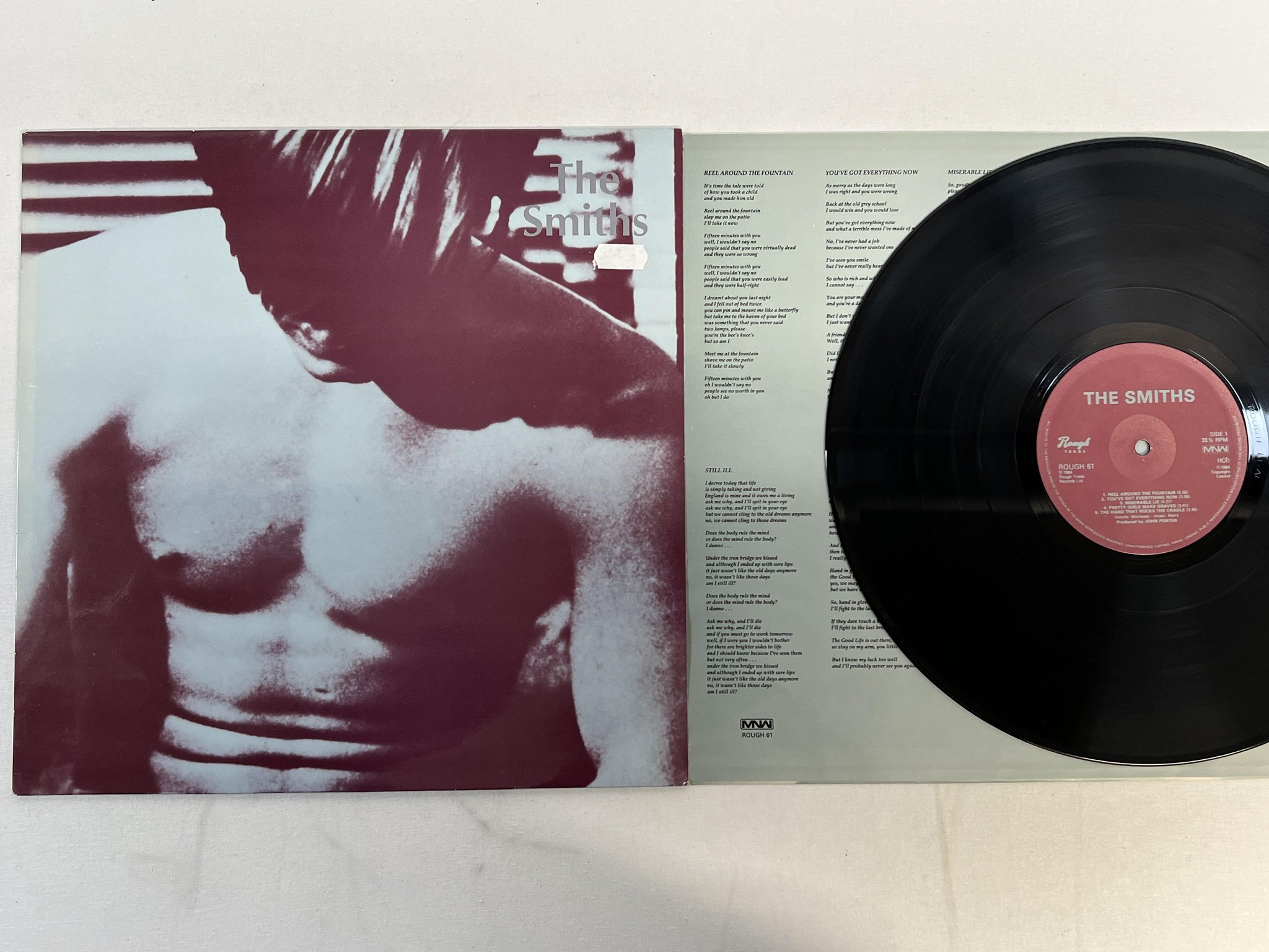 Omslagsbild för skivan THE SMITHS s/t LP -84 ncb MNW ROUGH 61