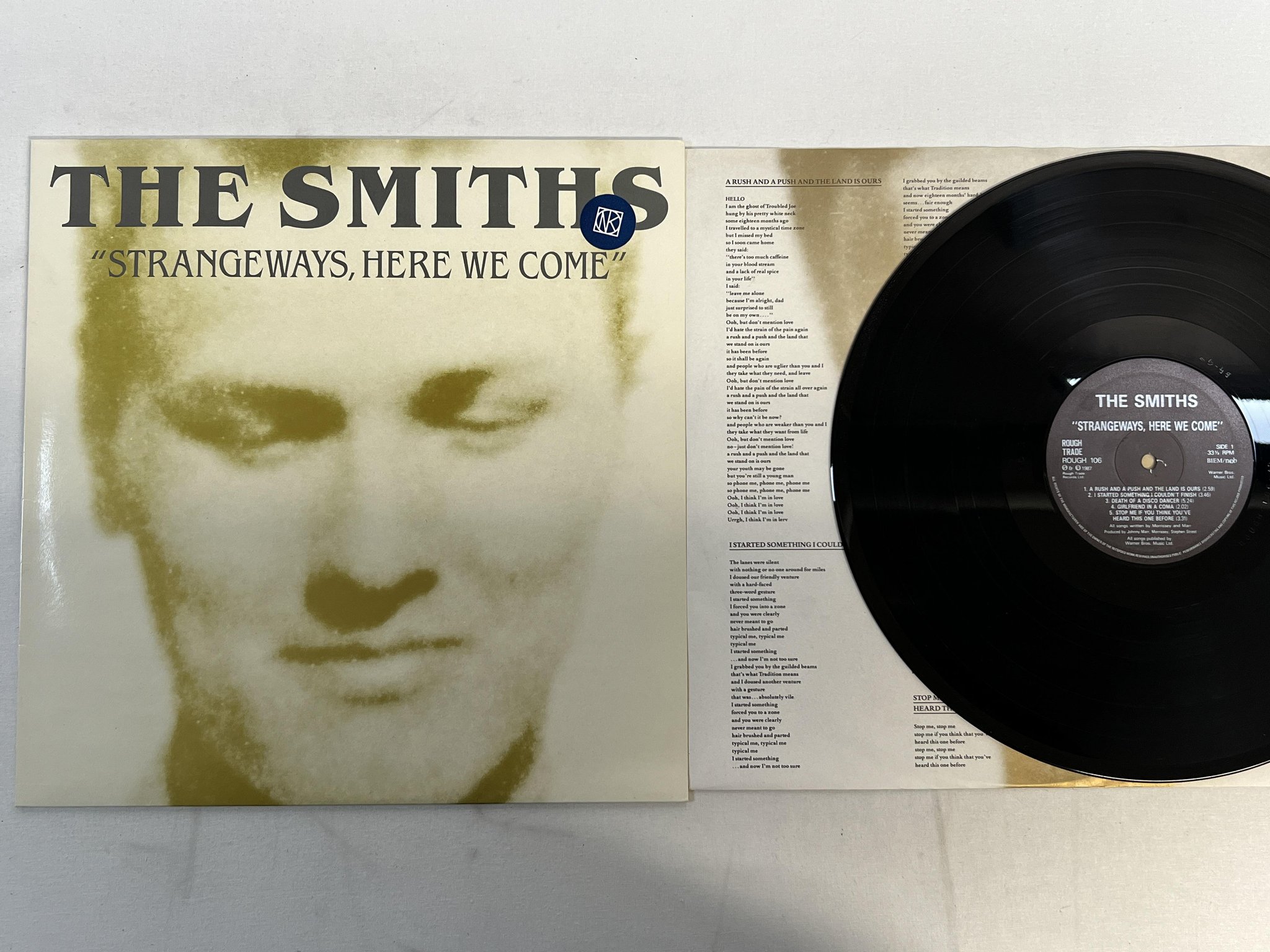 Omslagsbild för skivan THE SMITHS Strangeways, Here We Come LP -87 ncb ROUGH TRADE ROUGH 106