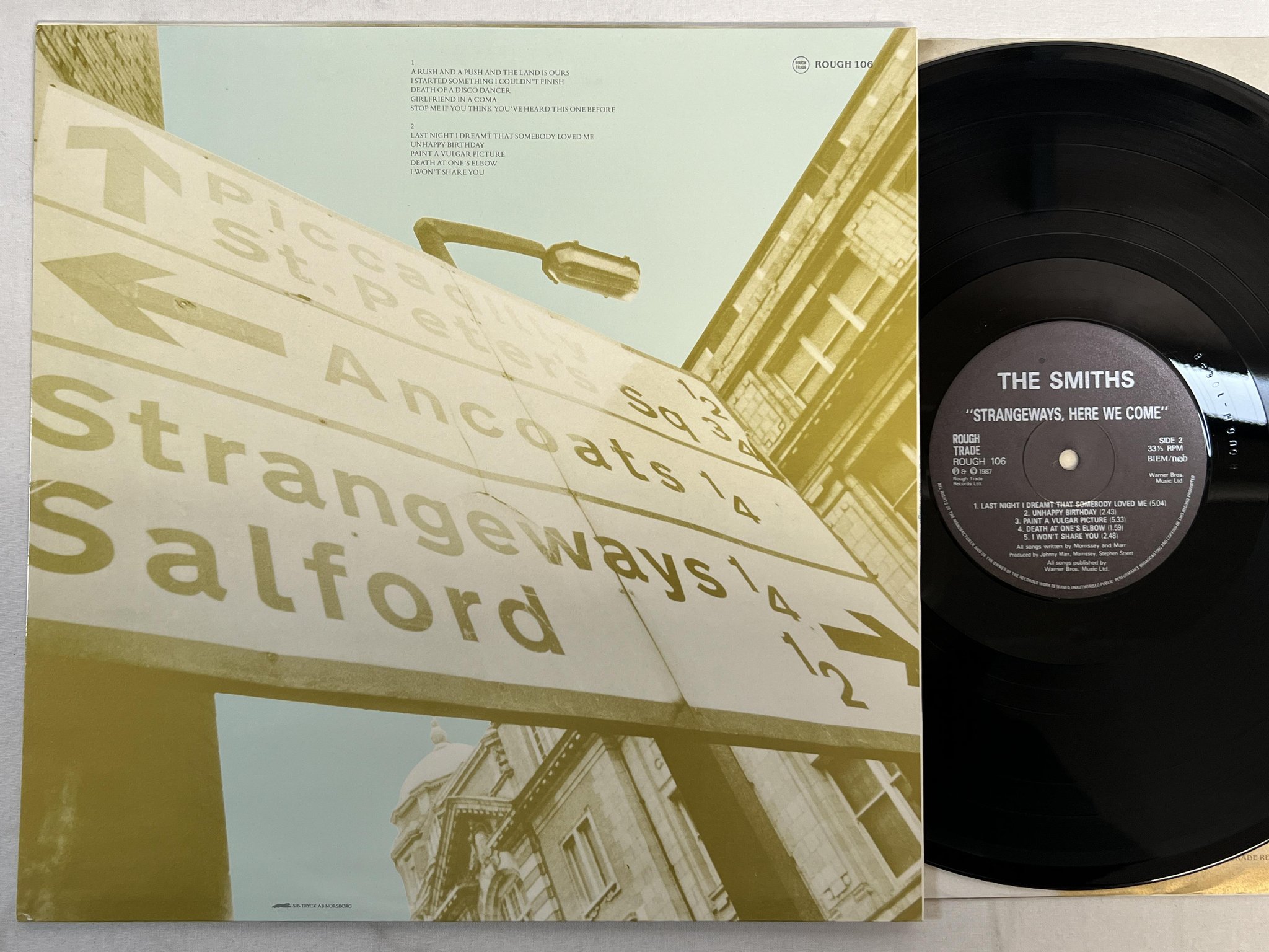 Omslagsbild för skivan THE SMITHS Strangeways, Here We Come LP -87 ncb ROUGH TRADE ROUGH 106