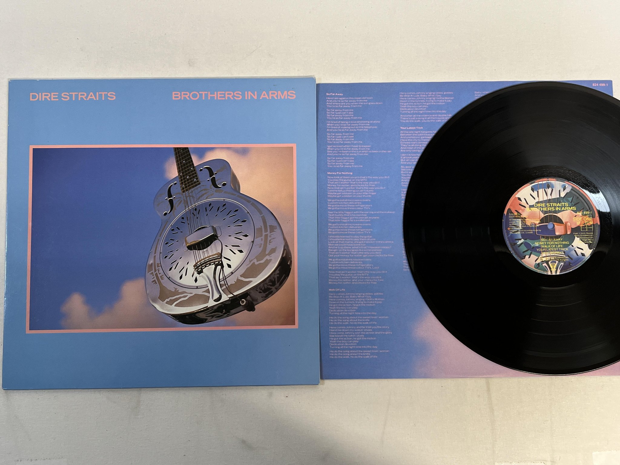Omslagsbild för skivan DIRE STRAITS brothers in arms LP -85 Hol VERTIGO 824 499-1