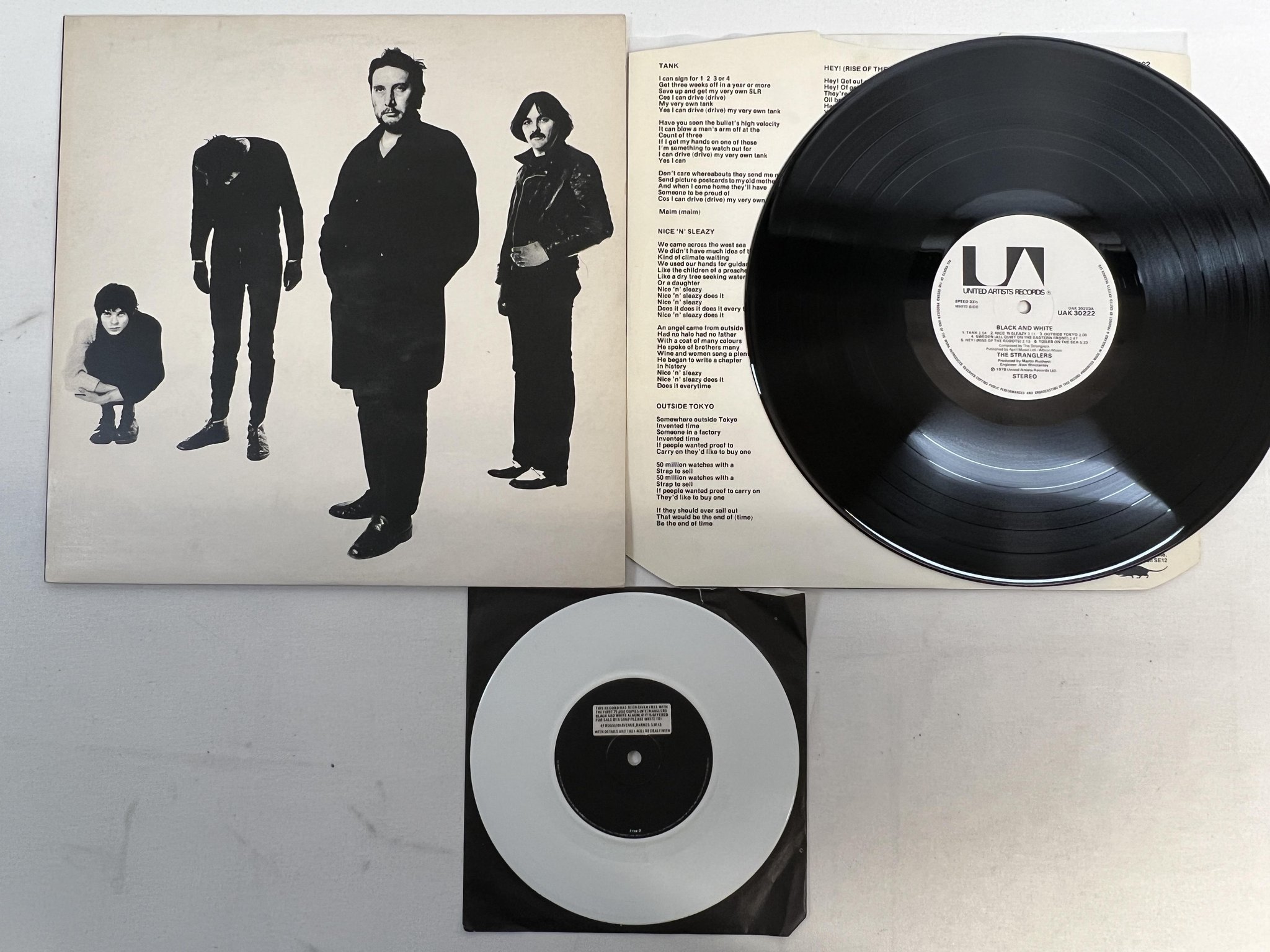 Omslagsbild för skivan THE STRANGLERS black & white LP + 7"single UK UNITED ARTISTS UAK 30222