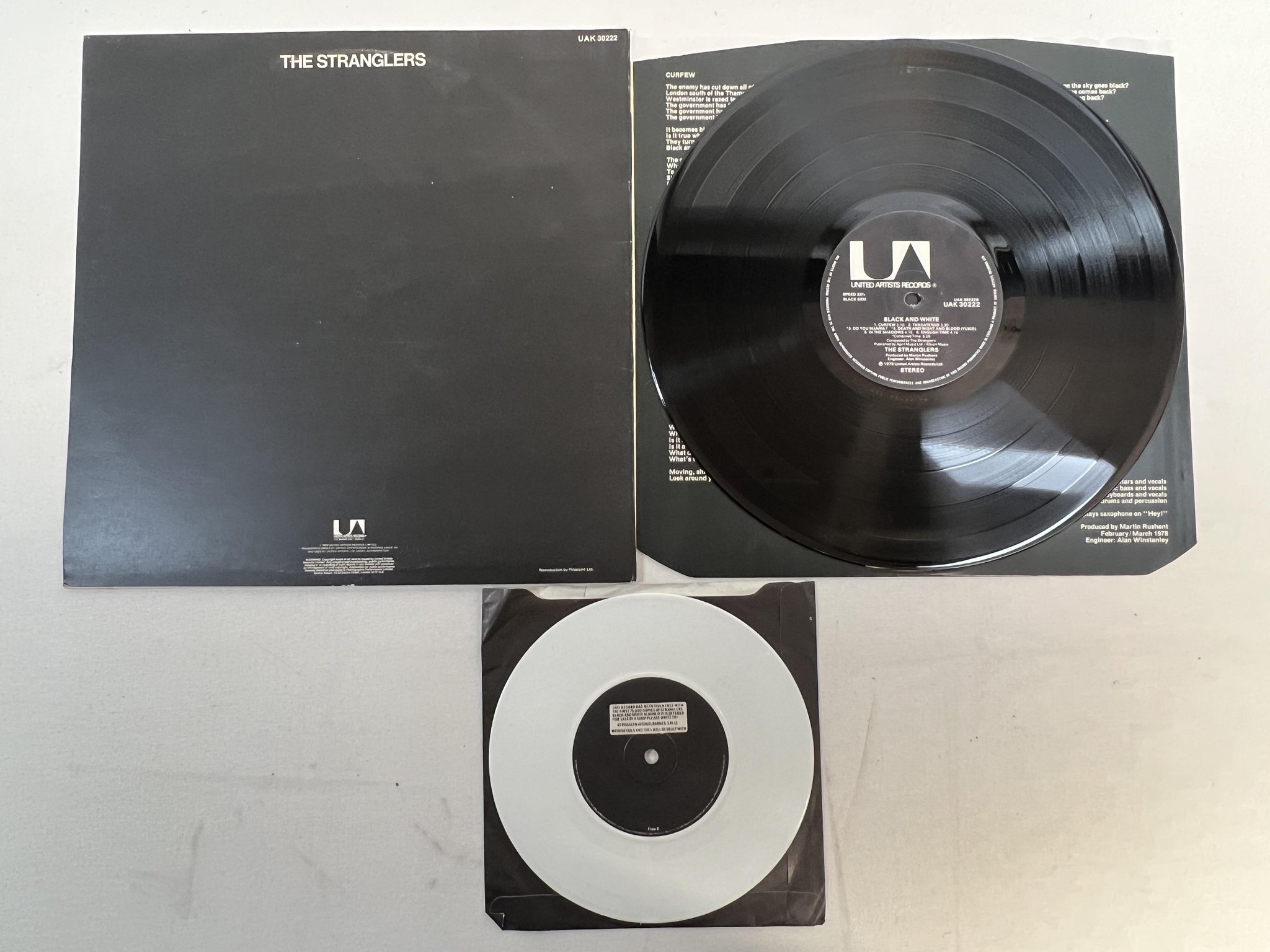 Omslagsbild för skivan THE STRANGLERS black & white LP + 7"single UK UNITED ARTISTS UAK 30222
