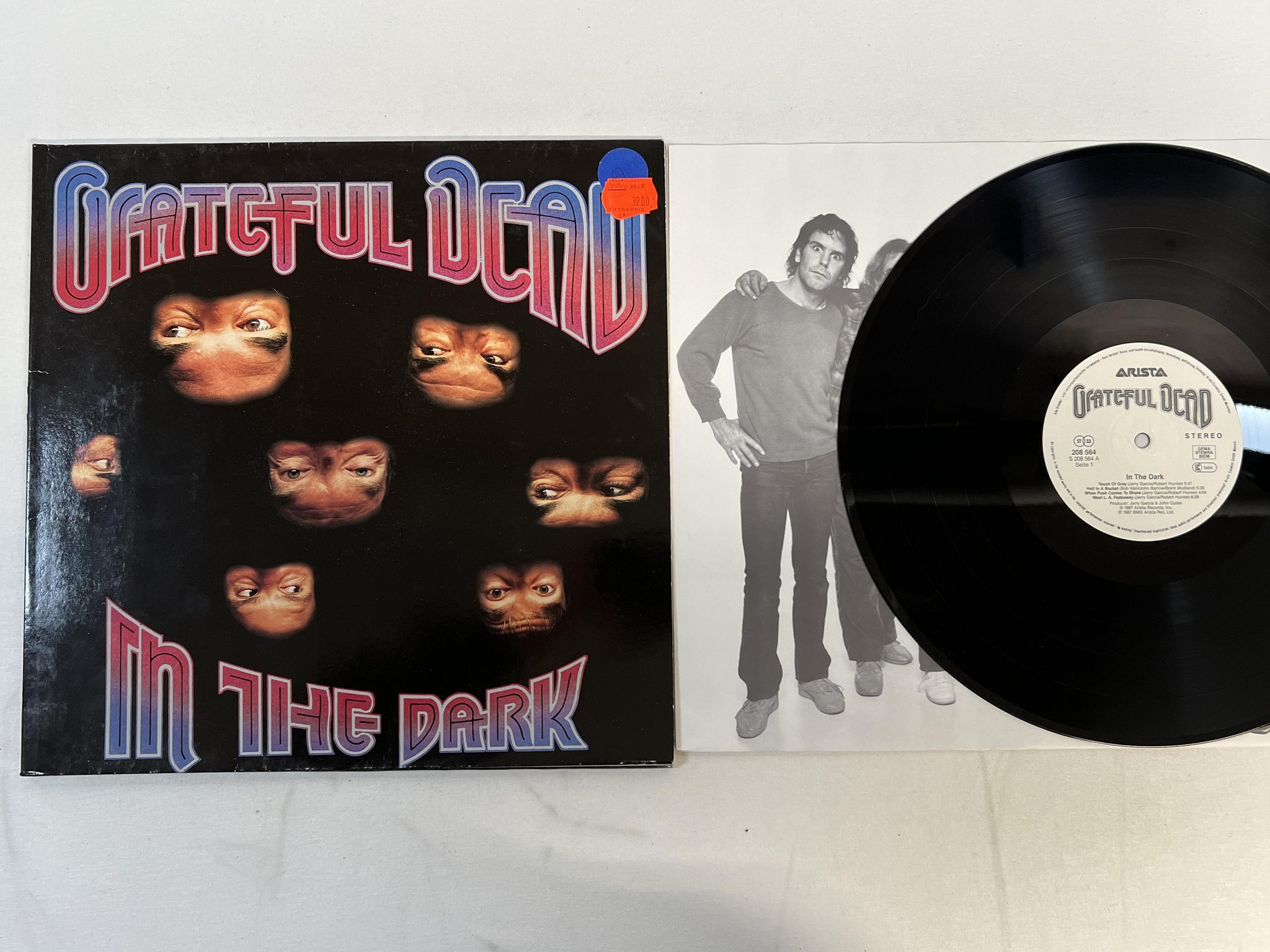 Omslagsbild för skivan GRATEFUL DEAD in the dark LP -87 ARISTA 208 564