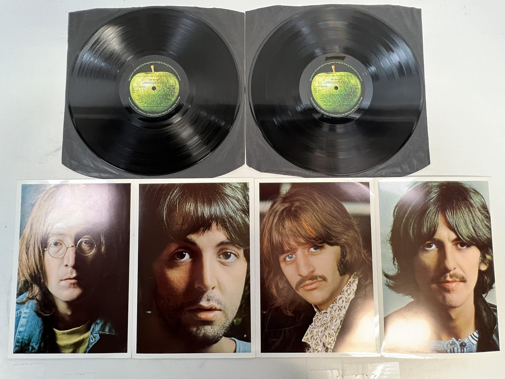 Omslagsbild för skivan THE BEATLES white album 2xLP -68 UK APPLE PCS 7068 LOW NUMBER #13713