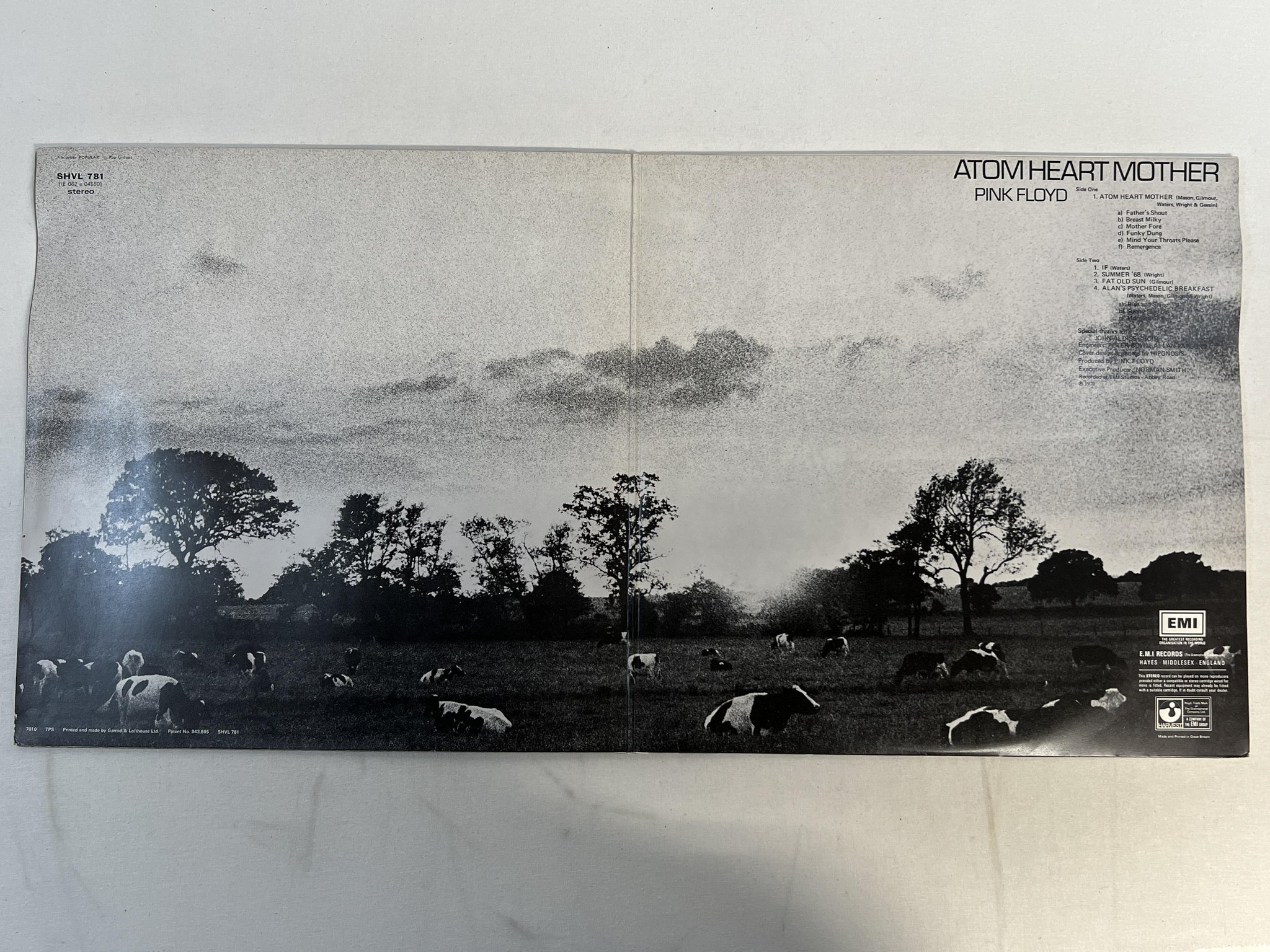 Omslagsbild för skivan PINK FLOYD atom heart mother LP -70 UK HARVEST SHVL 781