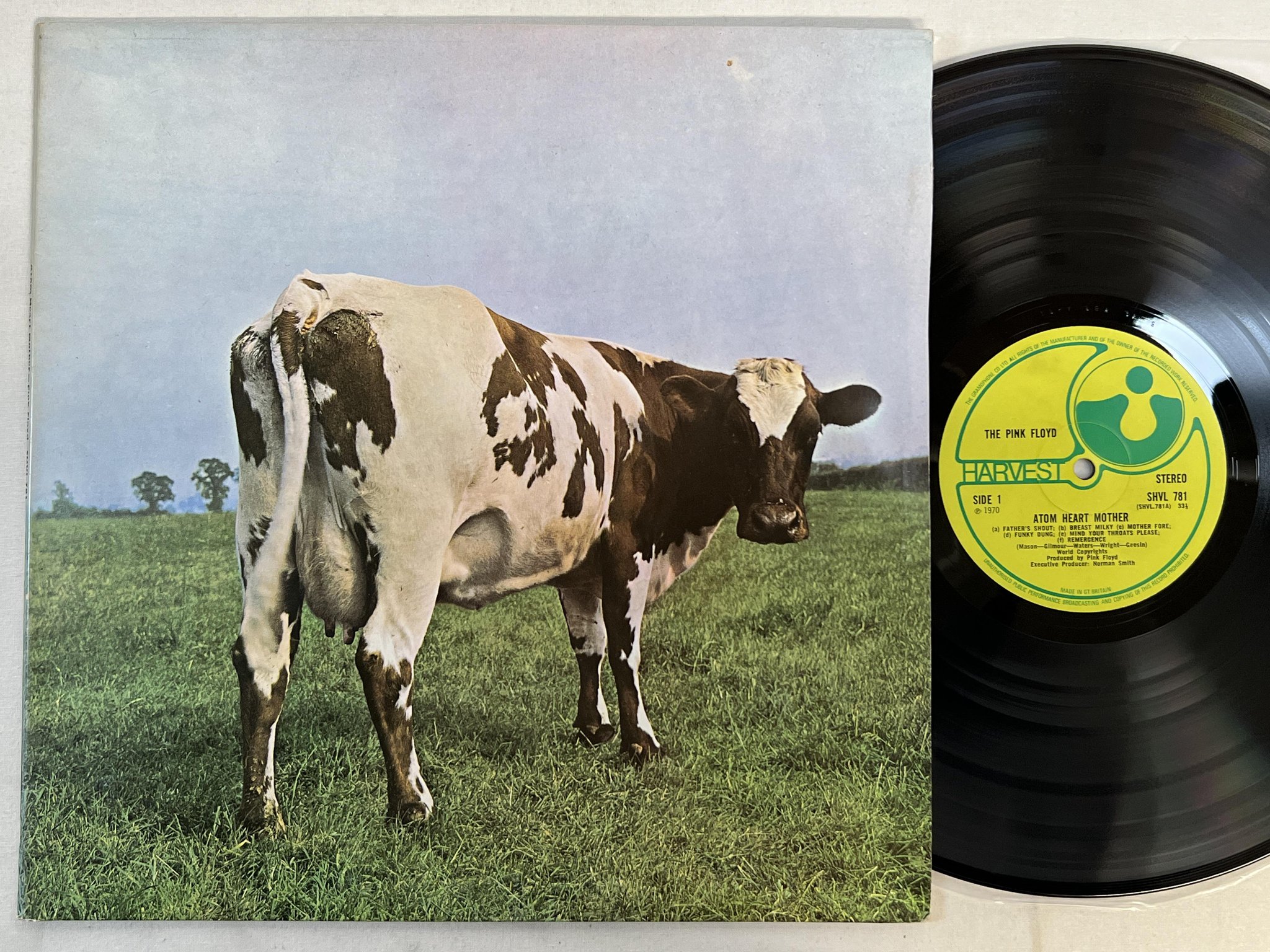 Omslagsbild för skivan PINK FLOYD atom heart mother LP -70 UK HARVEST SHVL 781