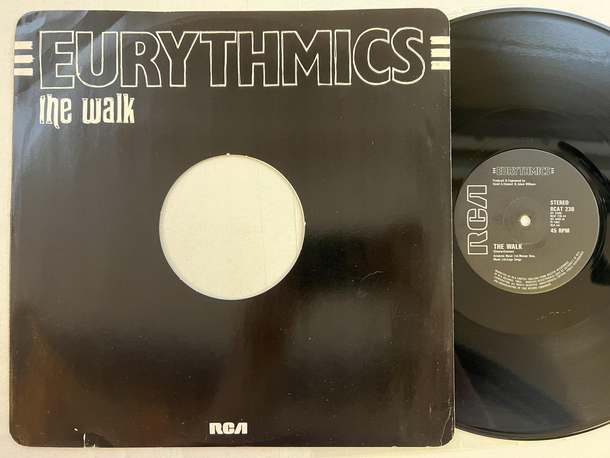 Omslagsbild för skivan EURYTHMICS The Walk 12"SINGLE -82 UK RCA RCAT 230 ** mega rare **