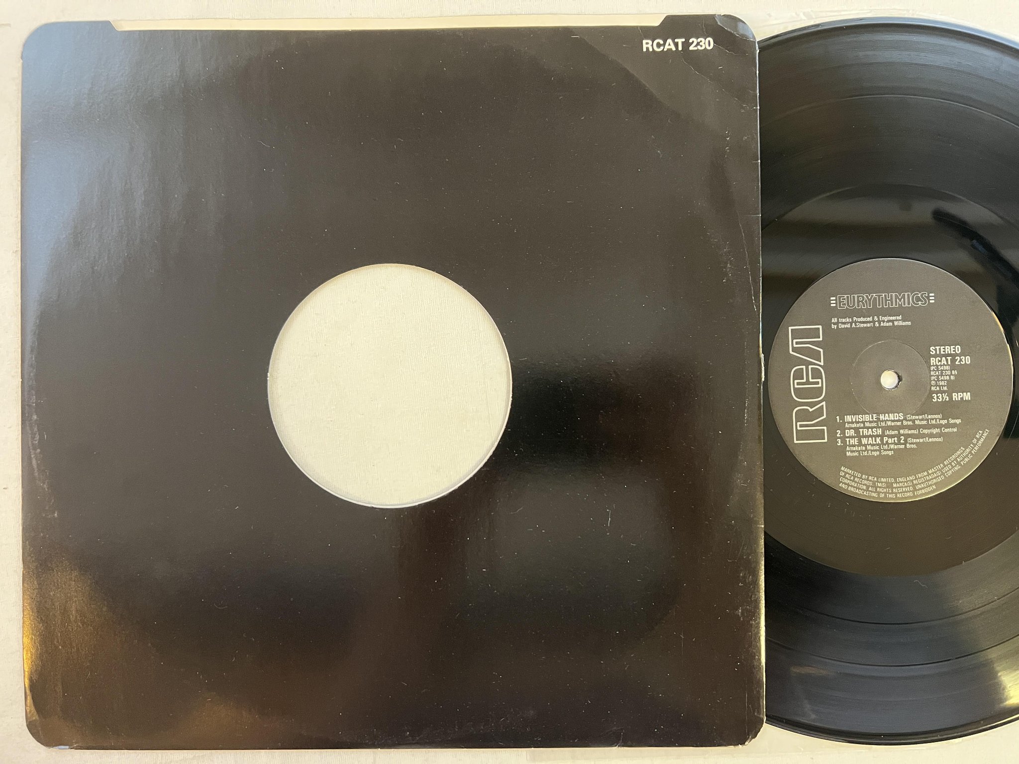 Omslagsbild för skivan EURYTHMICS The Walk 12"SINGLE -82 UK RCA RCAT 230 ** mega rare **