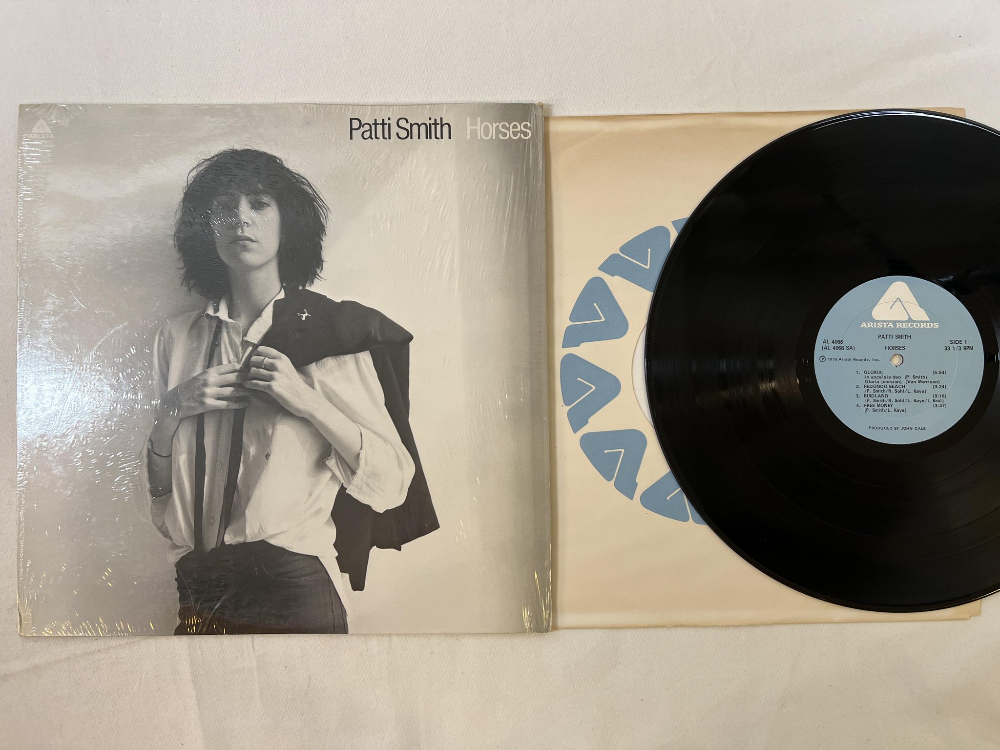 Omslagsbild för skivan PATTI SMITH horses LP -75 US ARISTA AL 4066 ** "horses" in white **