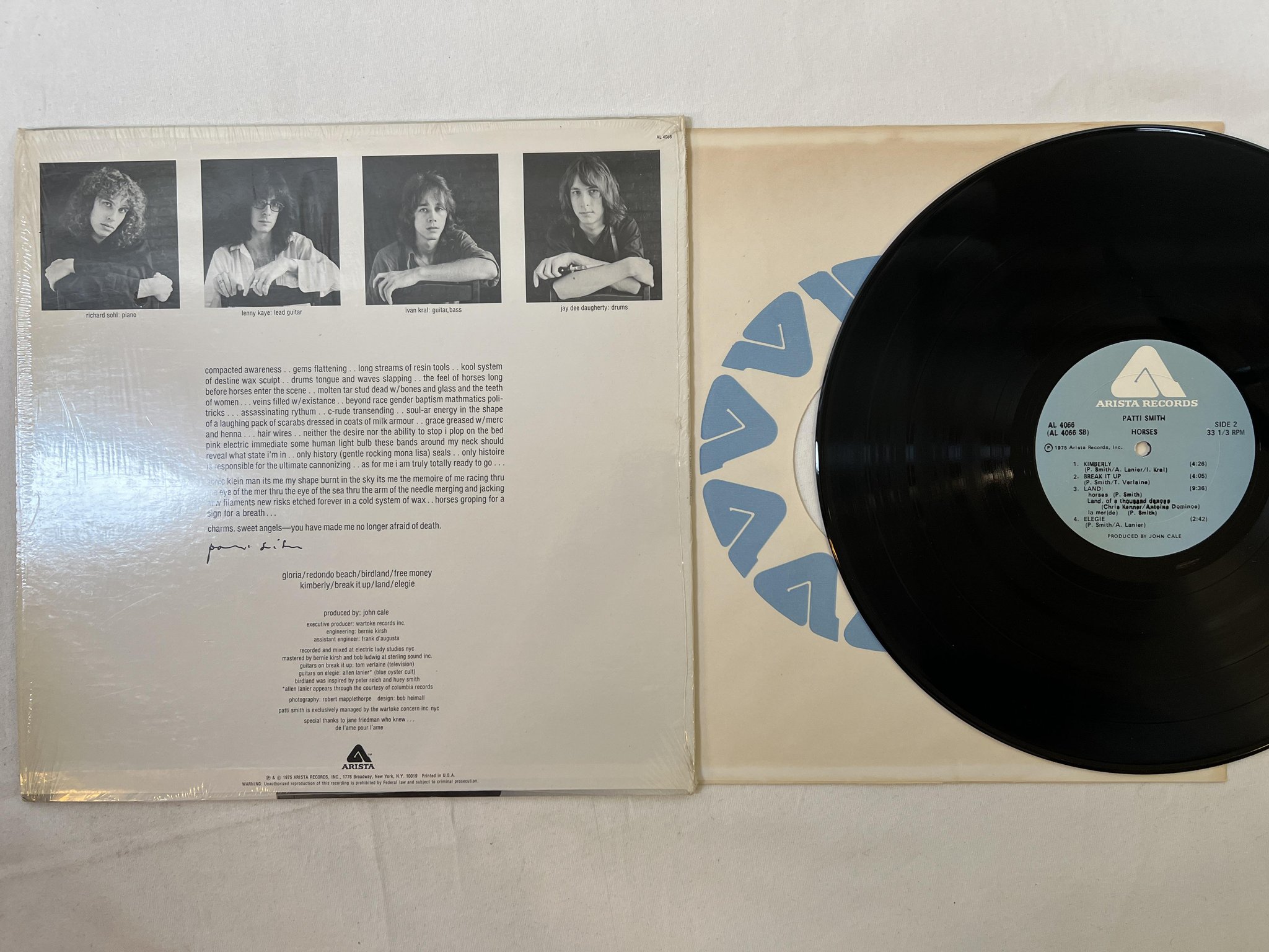 Omslagsbild för skivan PATTI SMITH horses LP -75 US ARISTA AL 4066 ** "horses" in white **