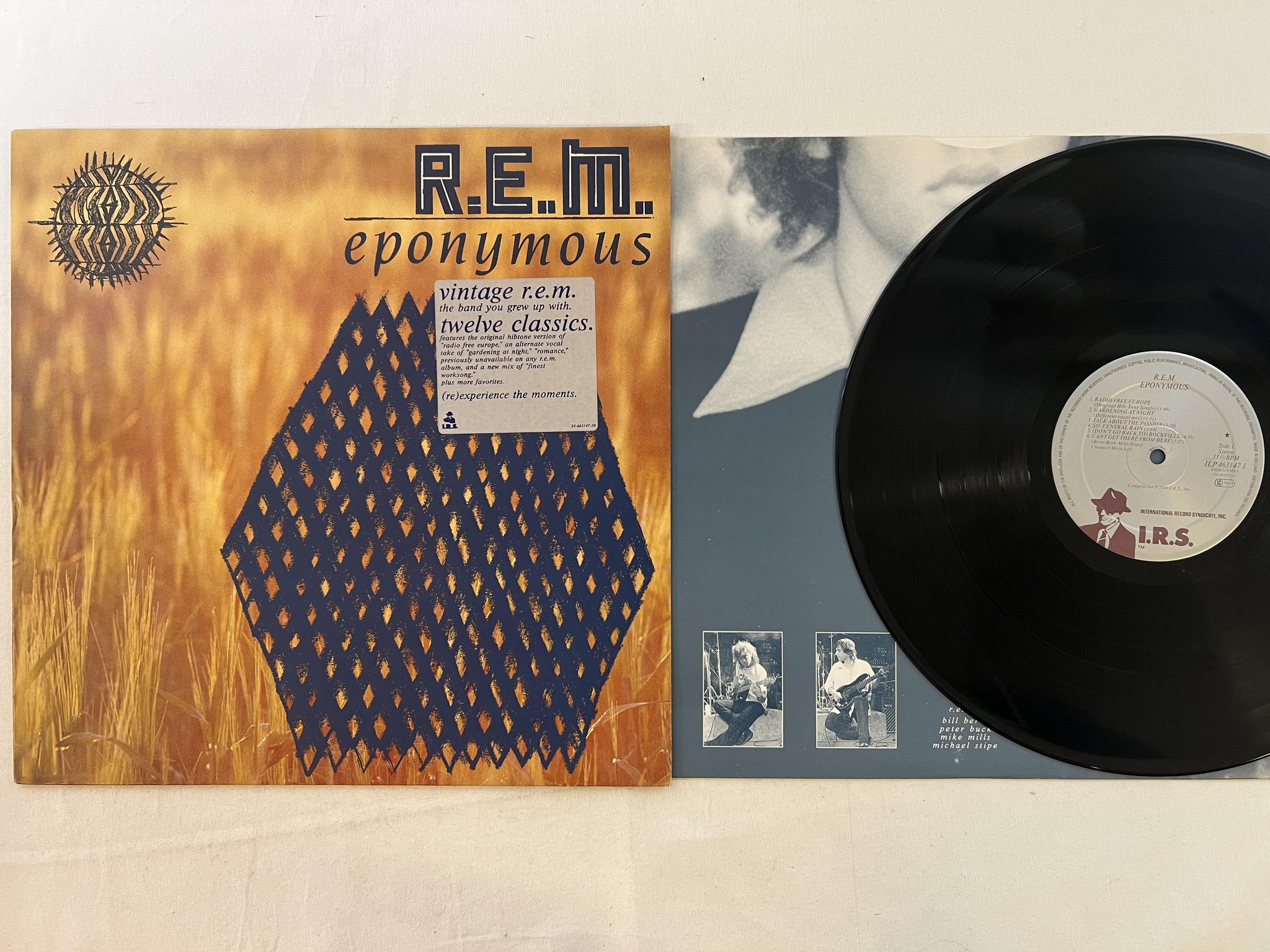 Omslagsbild för skivan R.E.M. eponymous LP -88 Hol I.R.S. ILP 4631471