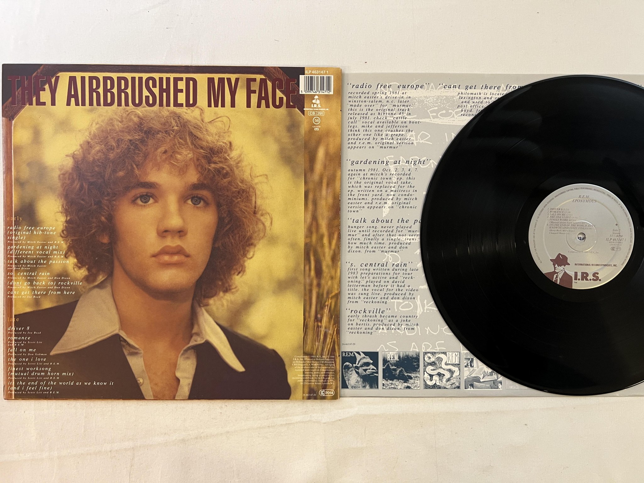 Omslagsbild för skivan R.E.M. eponymous LP -88 Hol I.R.S. ILP 4631471