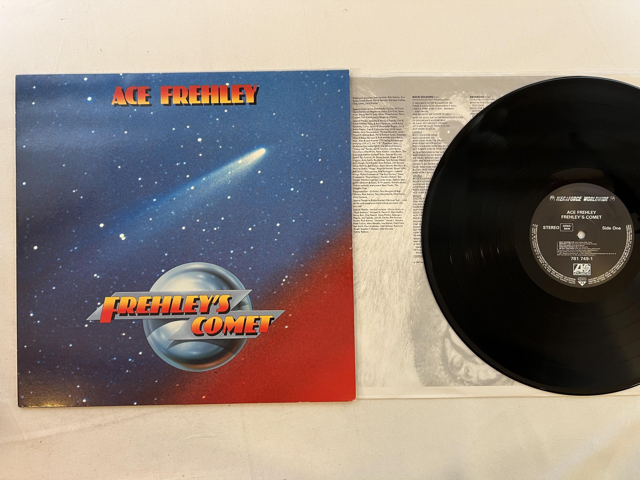 Omslagsbild för skivan ACE FREHLEY'S Frehley's Comet LP -87 Ger megaforce 781 749-1