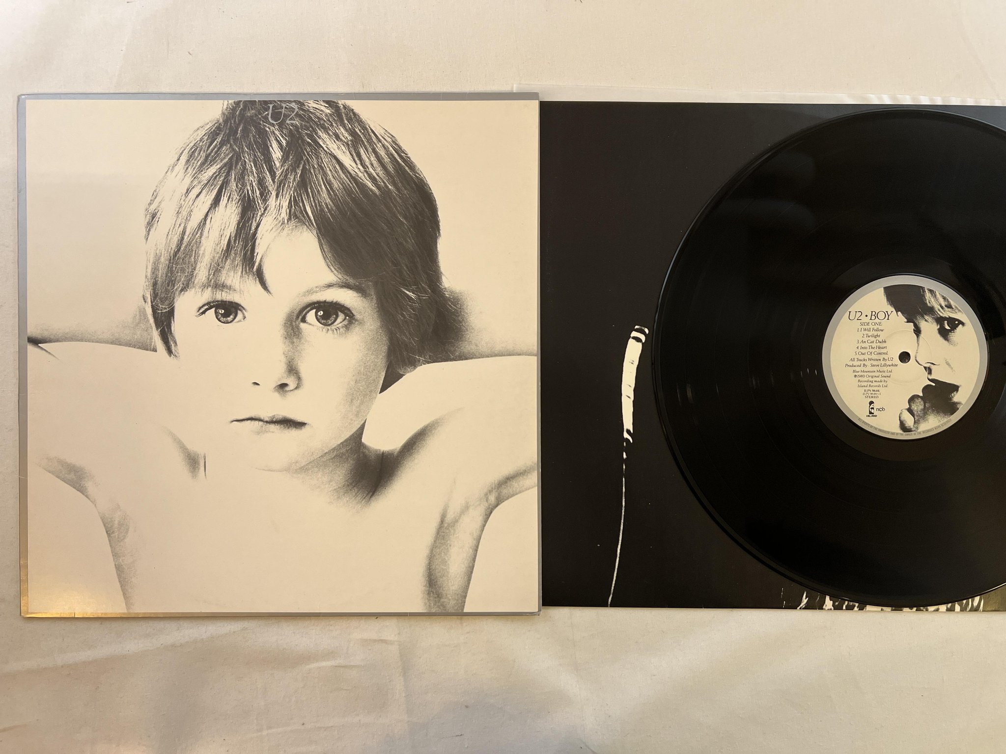 Omslagsbild för skivan U2 boy LP -80 US ISLAND ILPS 9646