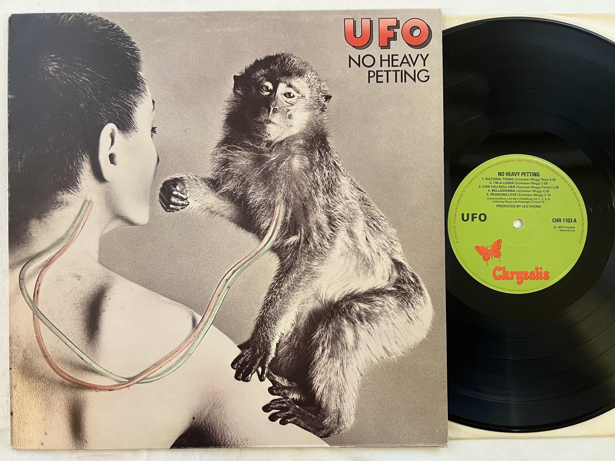 Omslagsbild för skivan UFO no heavy petting LP -76 UK CHRYSALIS CHR 1103