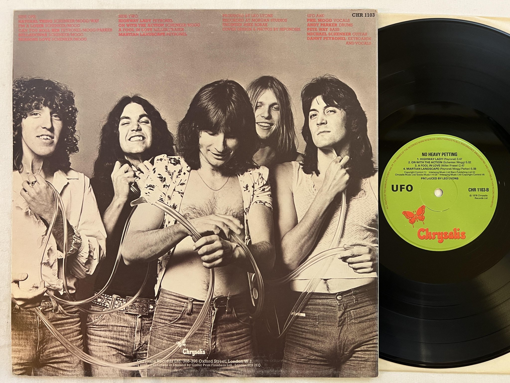 Omslagsbild för skivan UFO no heavy petting LP -76 UK CHRYSALIS CHR 1103