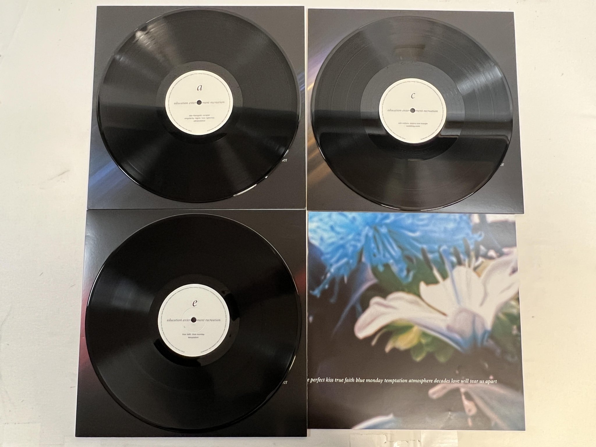 Omslagsbild för skivan NEW ORDER Education Entertainment Recreation 3xLP WARNER BROS 0190295211646