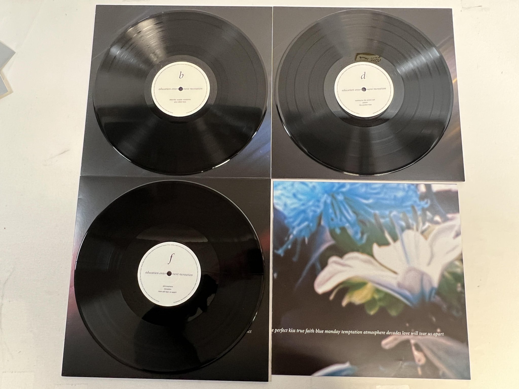 Omslagsbild för skivan NEW ORDER Education Entertainment Recreation 3xLP WARNER BROS 0190295211646