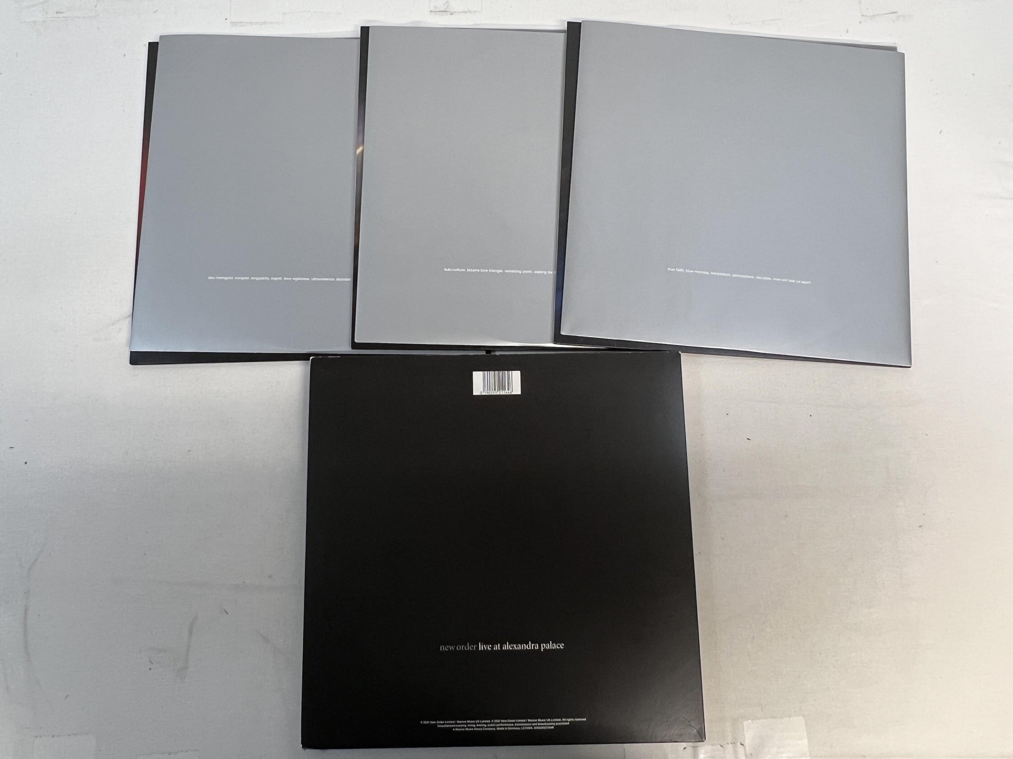 Omslagsbild för skivan NEW ORDER Education Entertainment Recreation 3xLP WARNER BROS 0190295211646