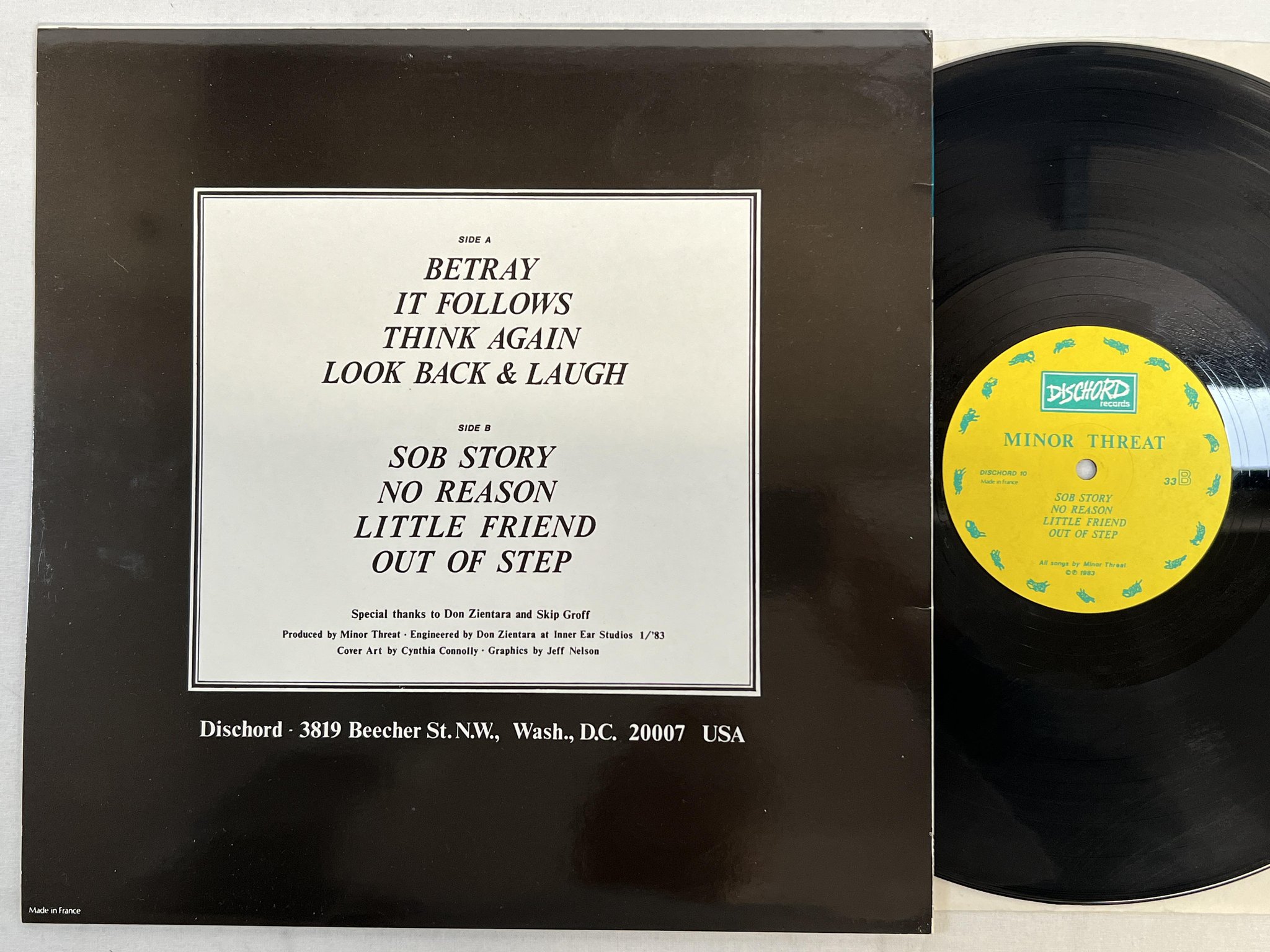 Omslagsbild för skivan MINOR THREAT Out Of Step LP re US DISCHORD 10 punk