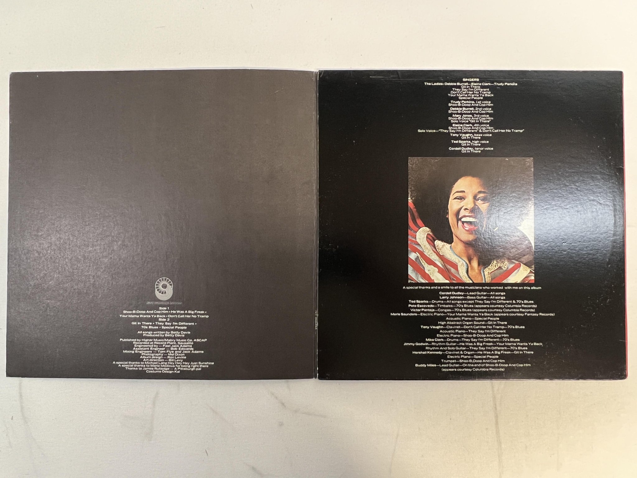 Omslagsbild för skivan BETTY DAVIS They Say I'm Different LP -74 JUST SUNSHINE JSS-3500 ** R A R E **