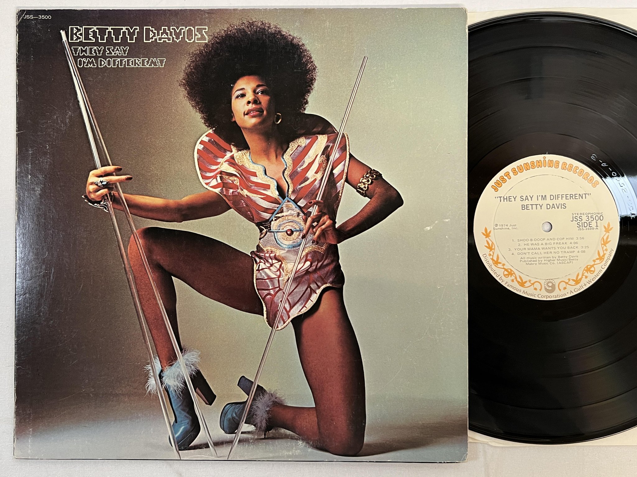 Omslagsbild för skivan BETTY DAVIS They Say I'm Different LP -74 JUST SUNSHINE JSS-3500 ** R A R E **