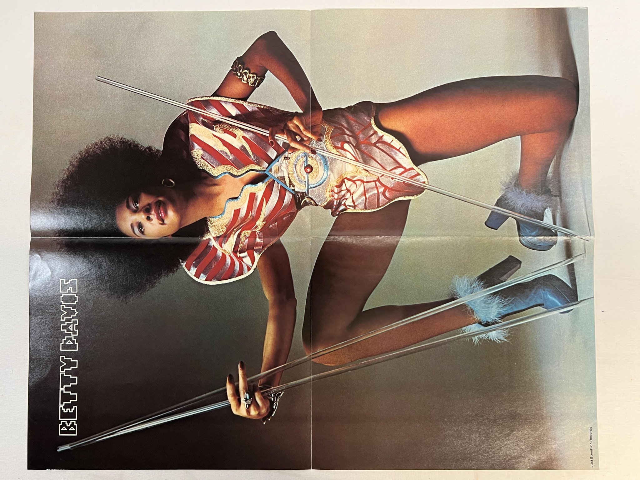 Omslagsbild för skivan BETTY DAVIS They Say I'm Different LP -74 JUST SUNSHINE JSS-3500 ** R A R E **