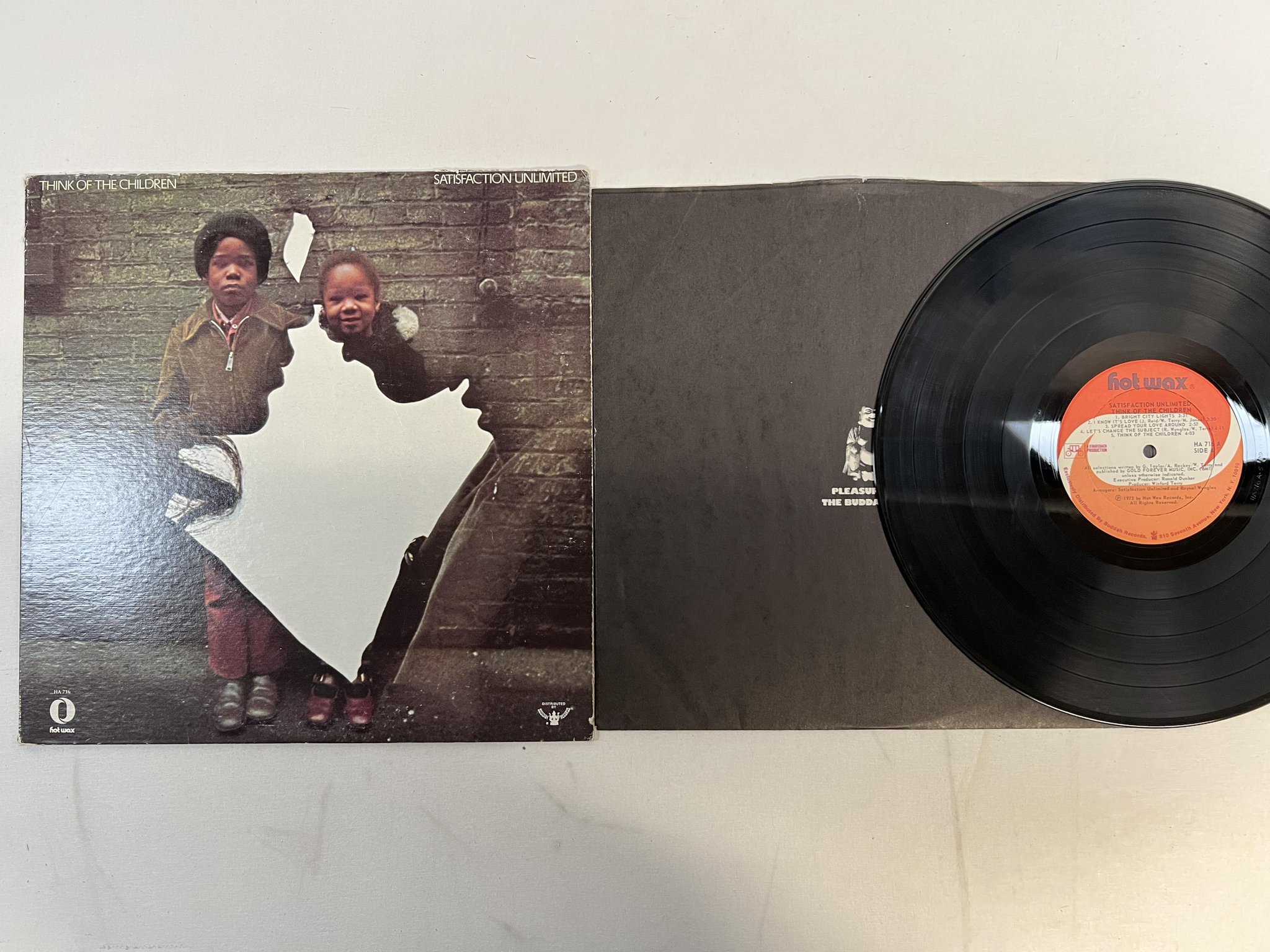 Omslagsbild för skivan SATISFACTION UNLIMITED think of the children LP -72 US HOT WAX HA 716 rare soul