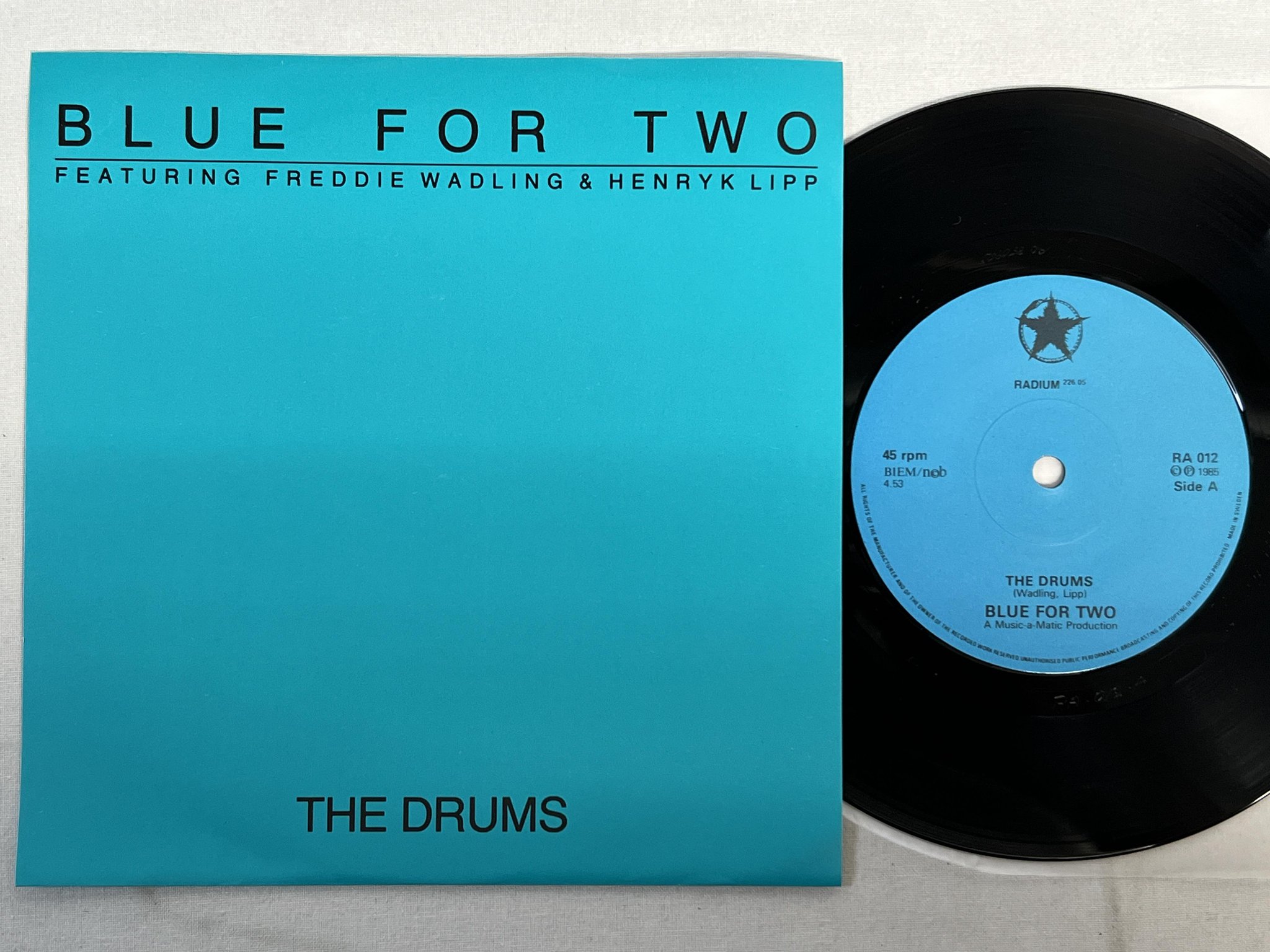 Omslagsbild för skivan BLUE FOR TWO the drum 7"single -85 radium ra-012