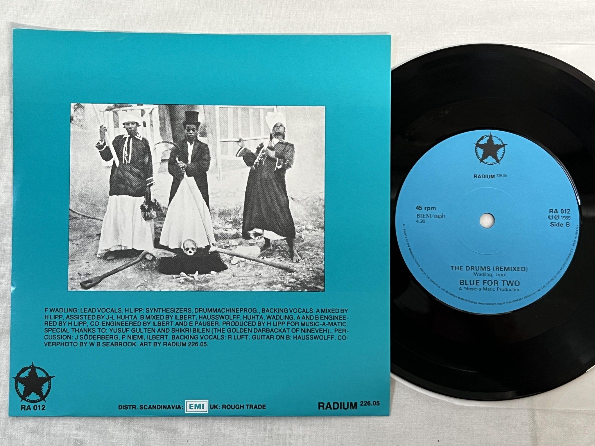Omslagsbild för skivan BLUE FOR TWO the drum 7"single -85 radium ra-012