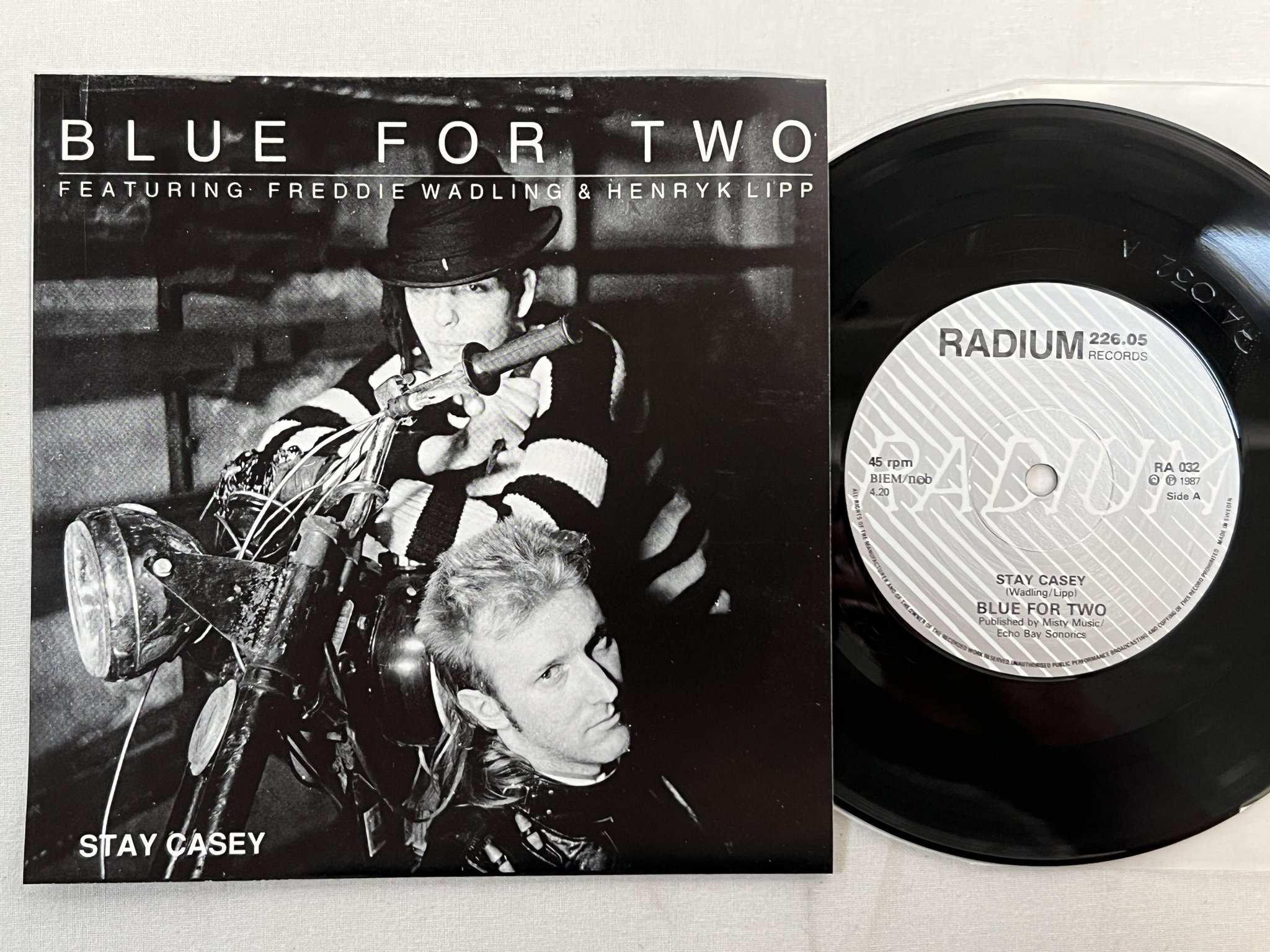 Omslagsbild för skivan BLUE FOR TWO manson moon 7"single -87 radium ra-032