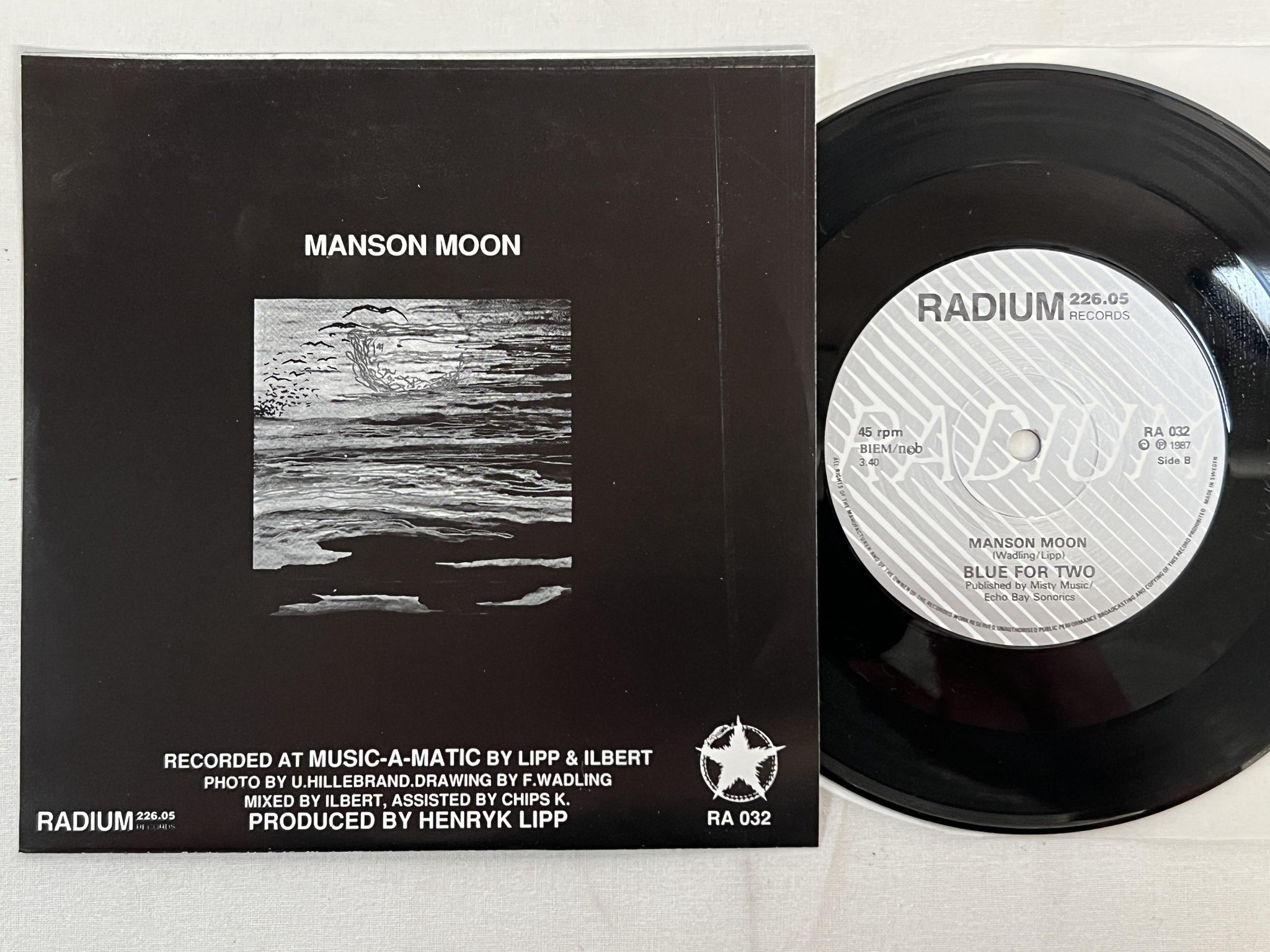Omslagsbild för skivan BLUE FOR TWO manson moon 7"single -87 radium ra-032