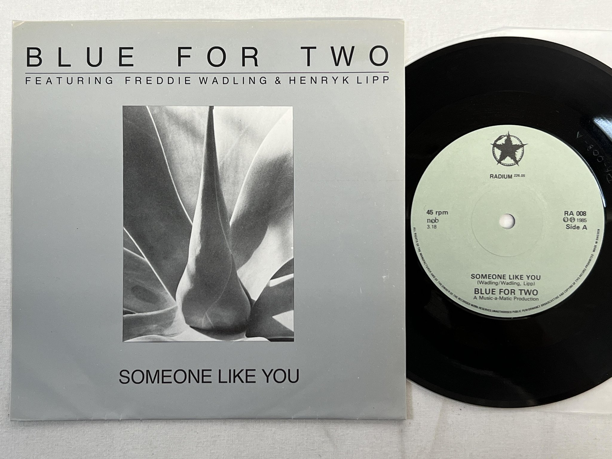 Omslagsbild för skivan BLUE FOR TWO Someone Like You 7"single -85 radium ra-008