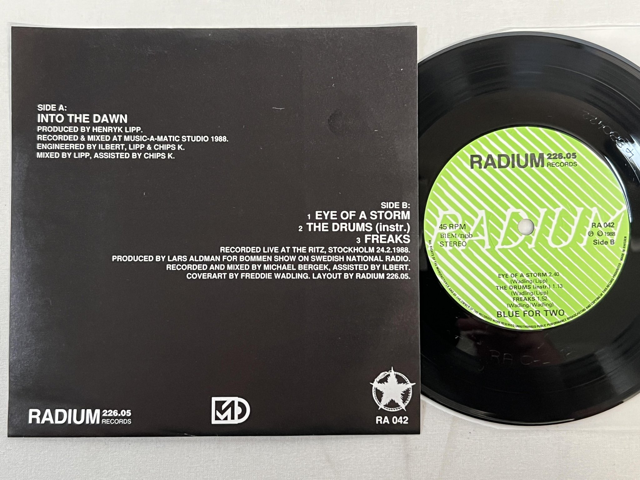 Omslagsbild för skivan BLUE FOR TWO into the dawn 7"single -88 radium ra-042