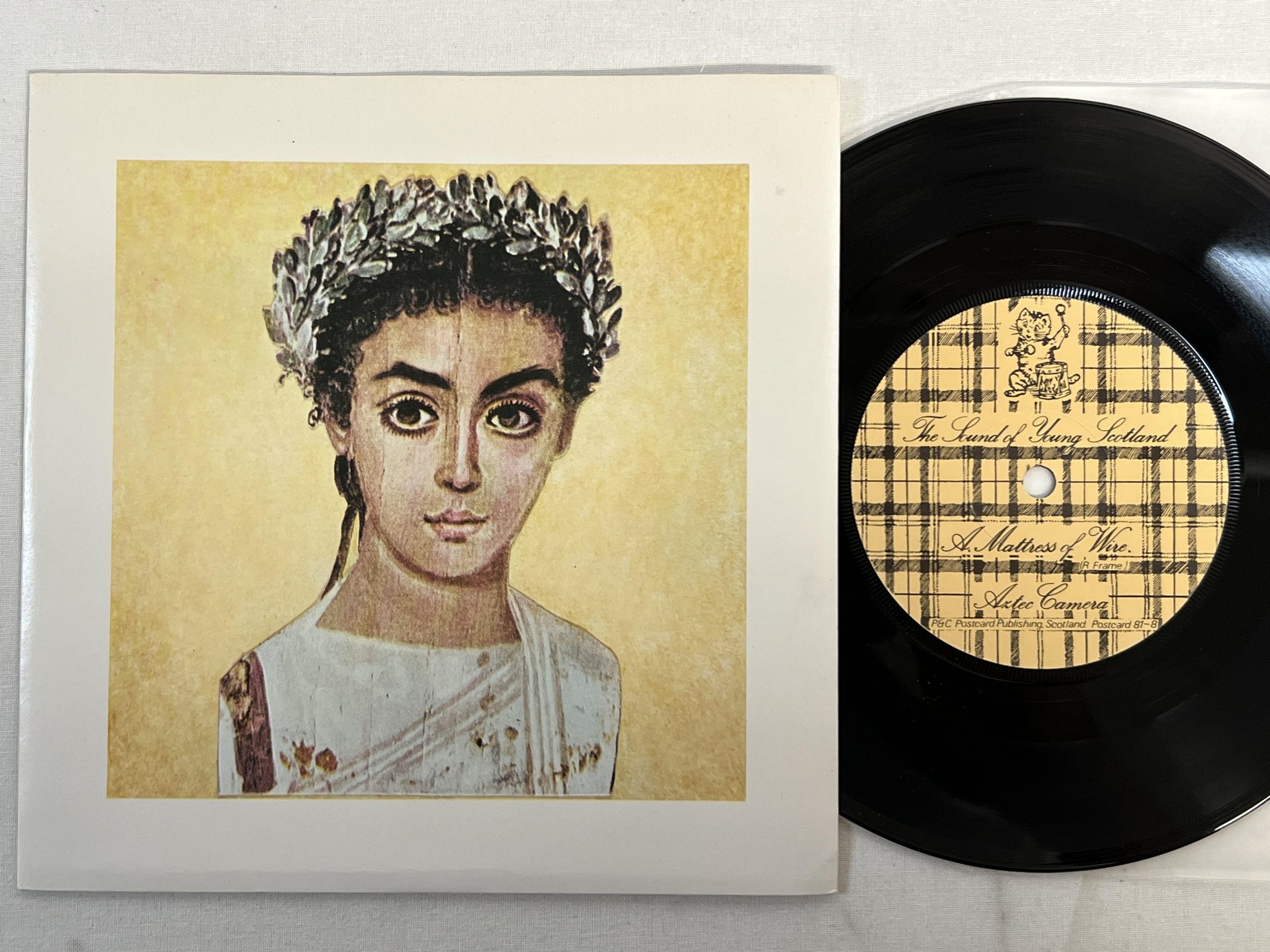 Omslagsbild för skivan AZTEK CAMERA Mattress Of Wire 7"single -81 UK Postcard 81-8 ** new wave **