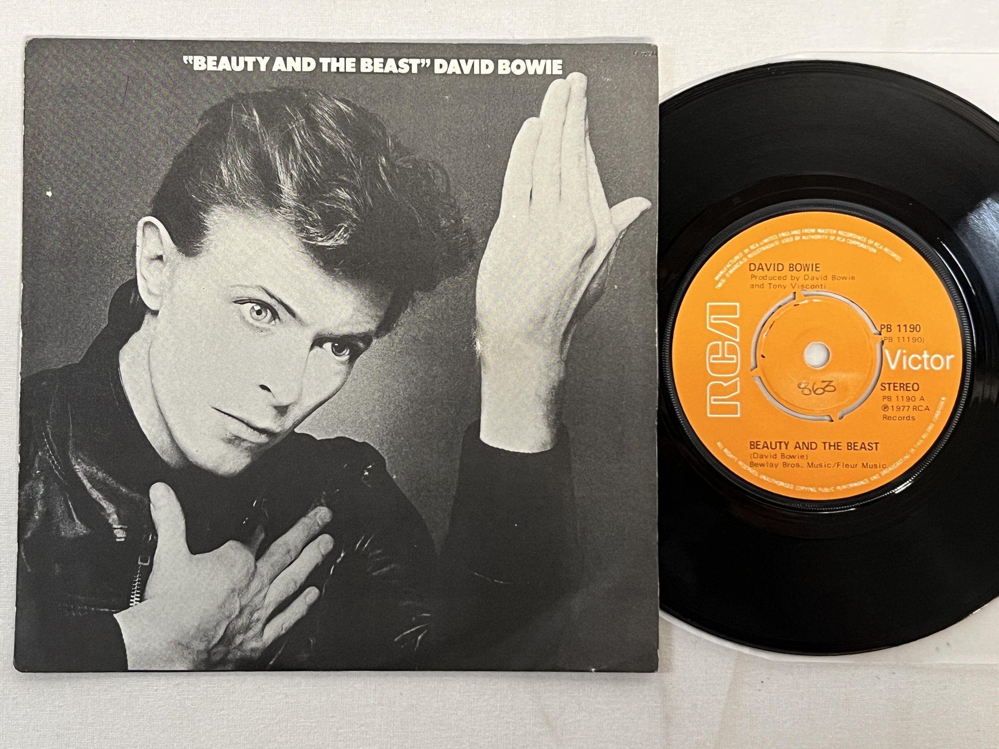 Omslagsbild för skivan DAVID BOWIE beauty and the beast 7"single -77 UK RCA PB 1190