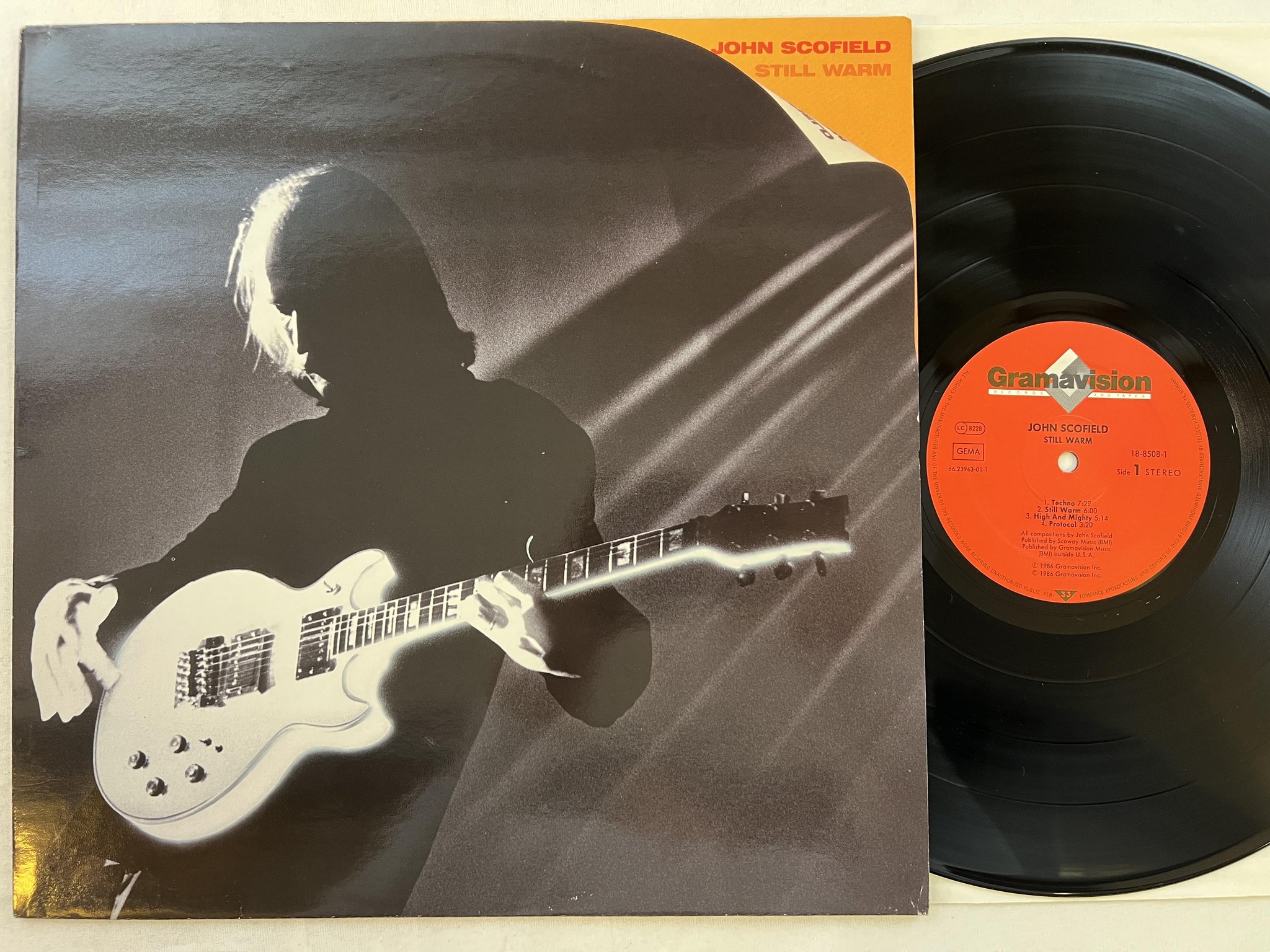 Omslagsbild för skivan JOHN SCOFIELD still warm LP -86 Ger GRAMAVISION 18-8508-1