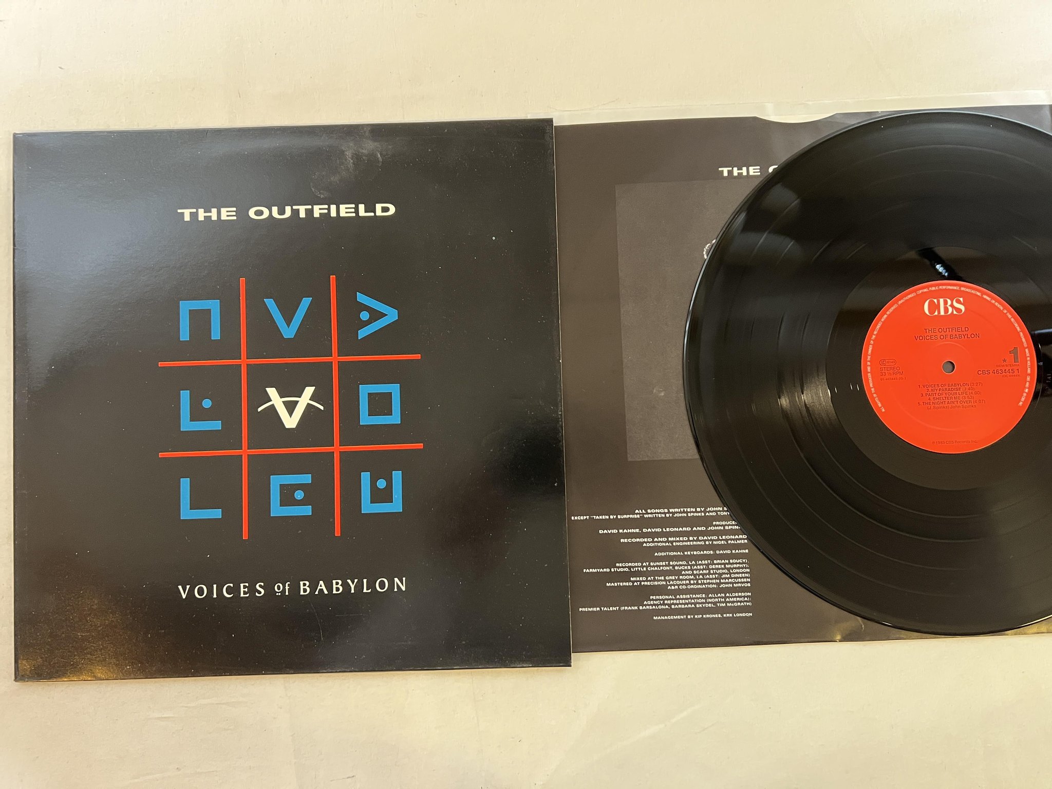 Omslagsbild för skivan THE OUTFIELD Voices Of Babylon LP -89 Hol CBS 4634451