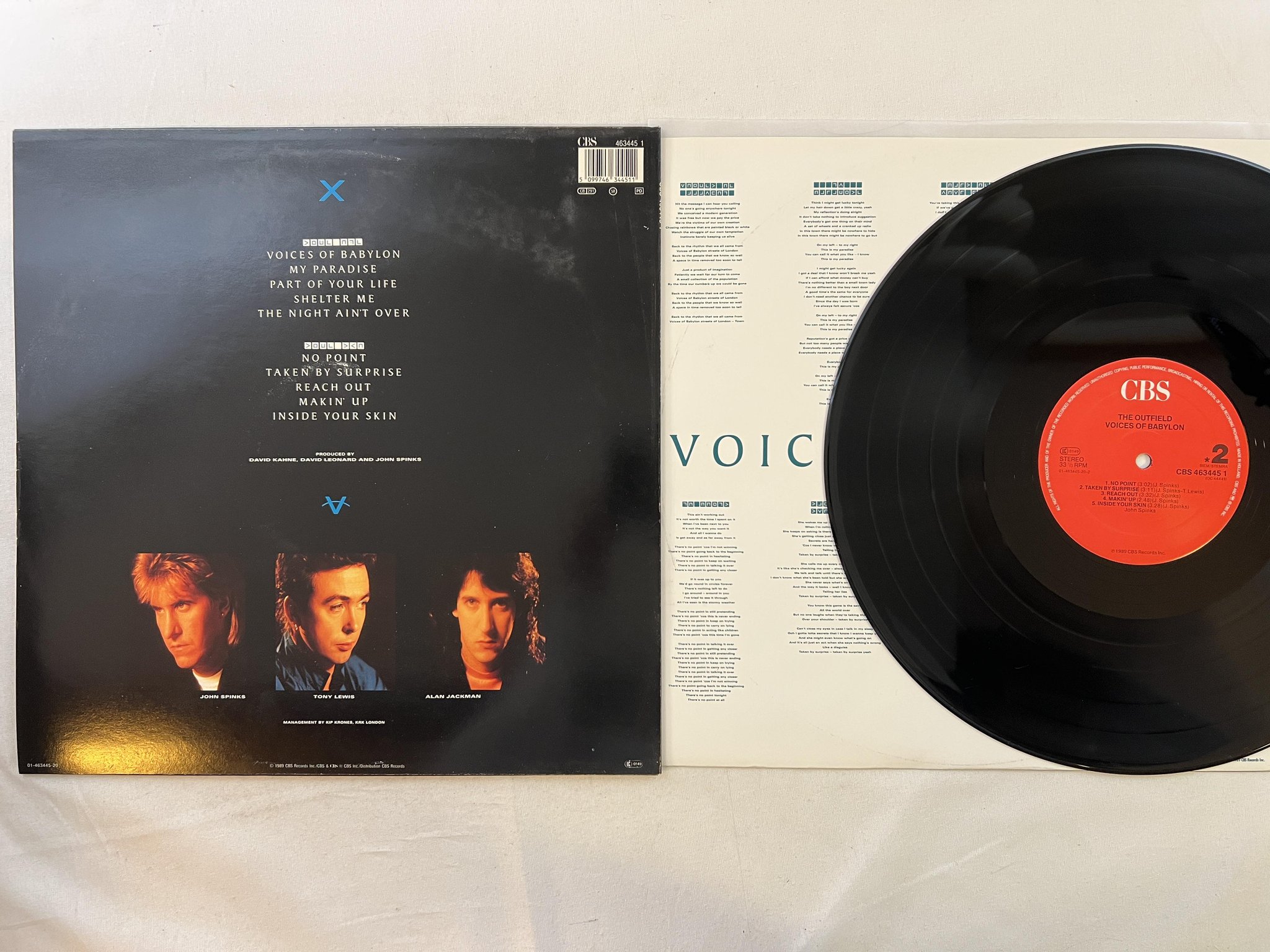 Omslagsbild för skivan THE OUTFIELD Voices Of Babylon LP -89 Hol CBS 4634451