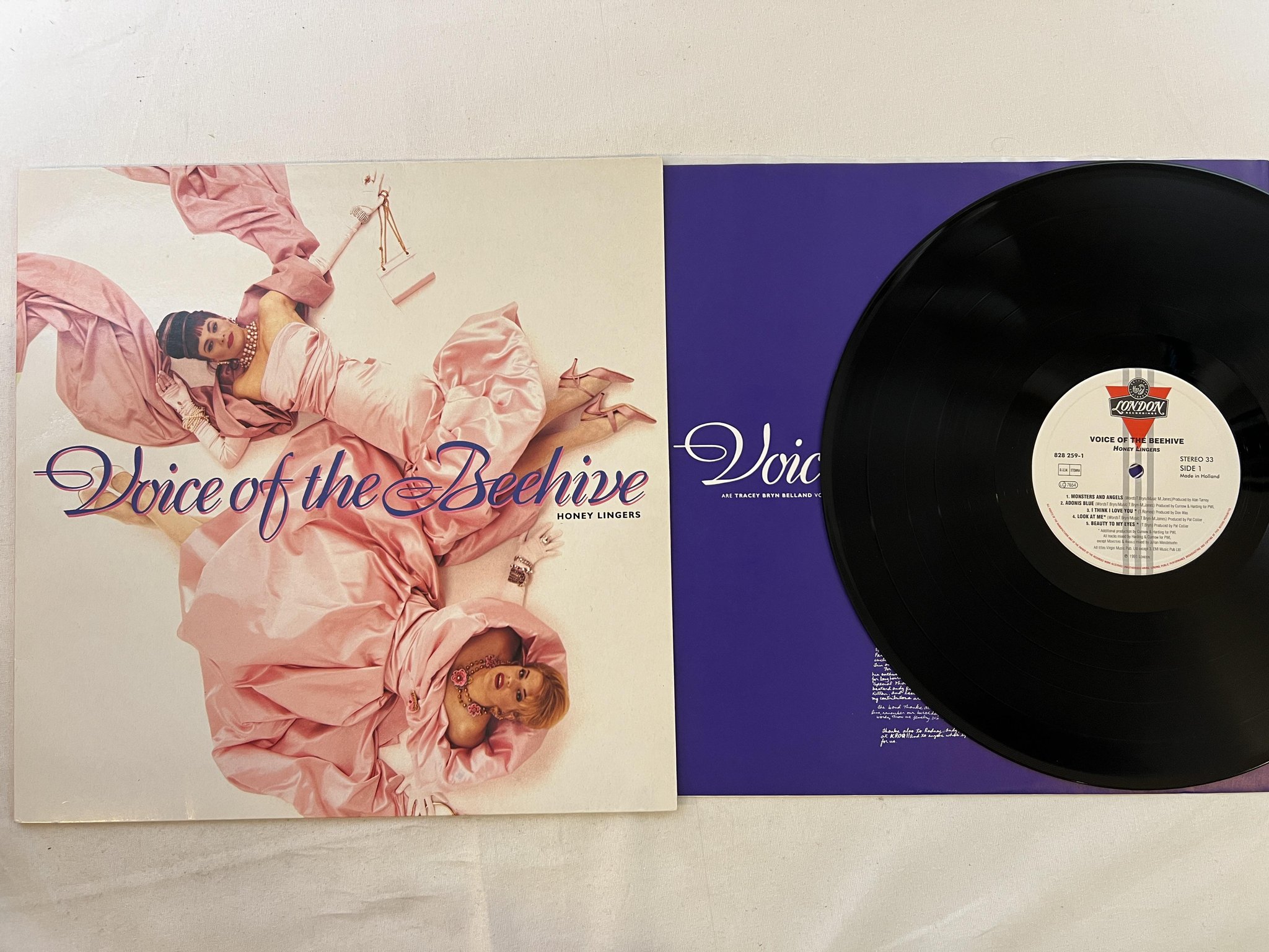 Omslagsbild för skivan VOICES OF THE BEEHIVE Honey Lingers LP -91 LONDON 828 259-1