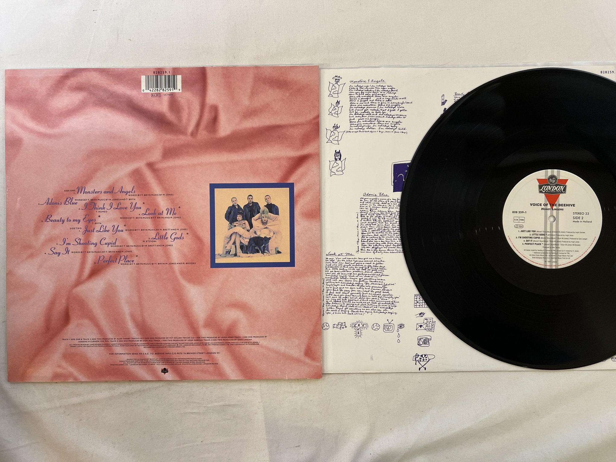 Omslagsbild för skivan VOICES OF THE BEEHIVE Honey Lingers LP -91 LONDON 828 259-1