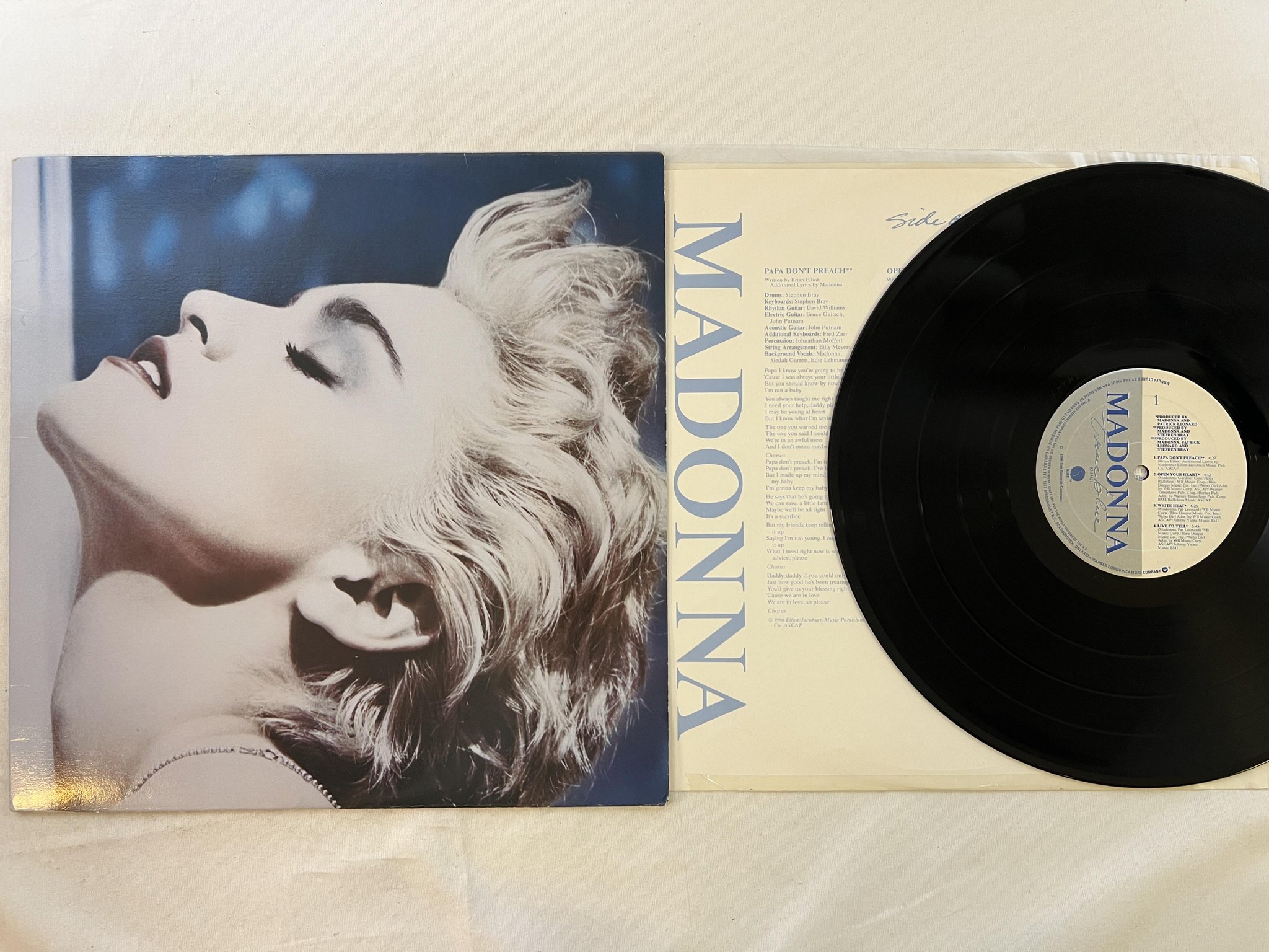 Omslagsbild för skivan MADONNA true blue LP -86 SIRE 925 442-1