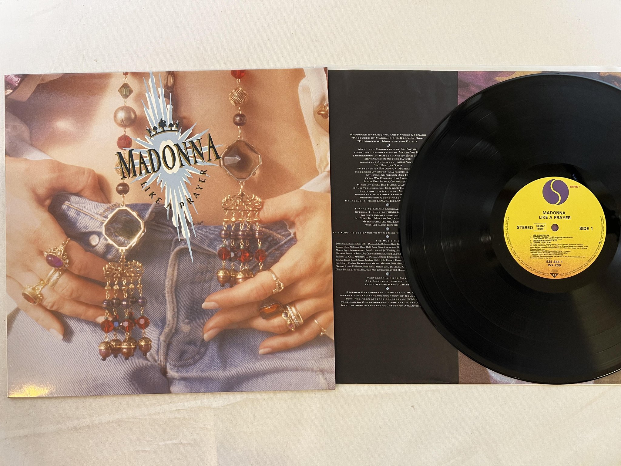 Omslagsbild för skivan MADONNA like a prayer LP -89 SIRE 925844-1
