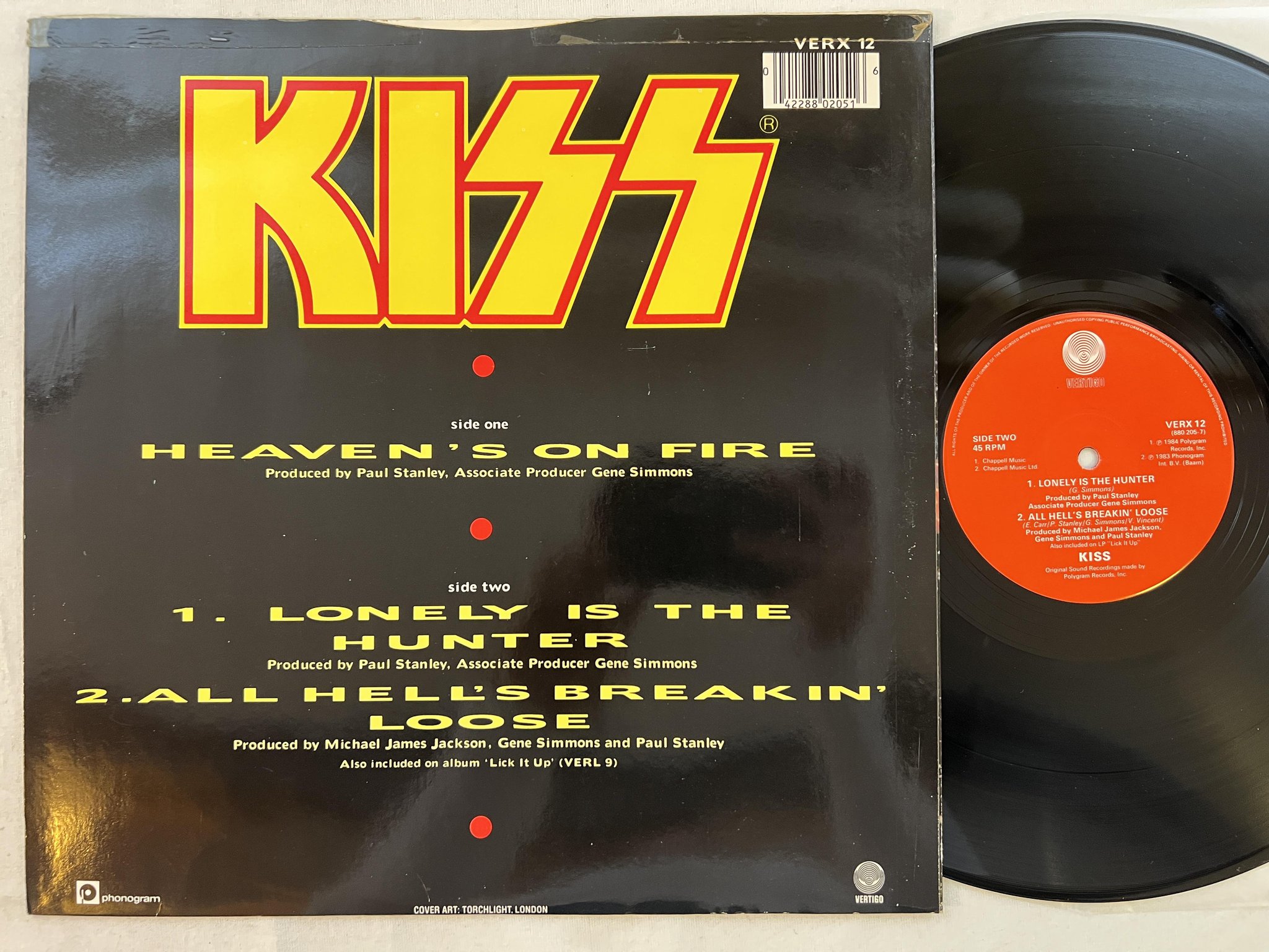 Omslagsbild för skivan KISS Heaven's On Fire 12"single -84 UK VERTIGO VERX 12