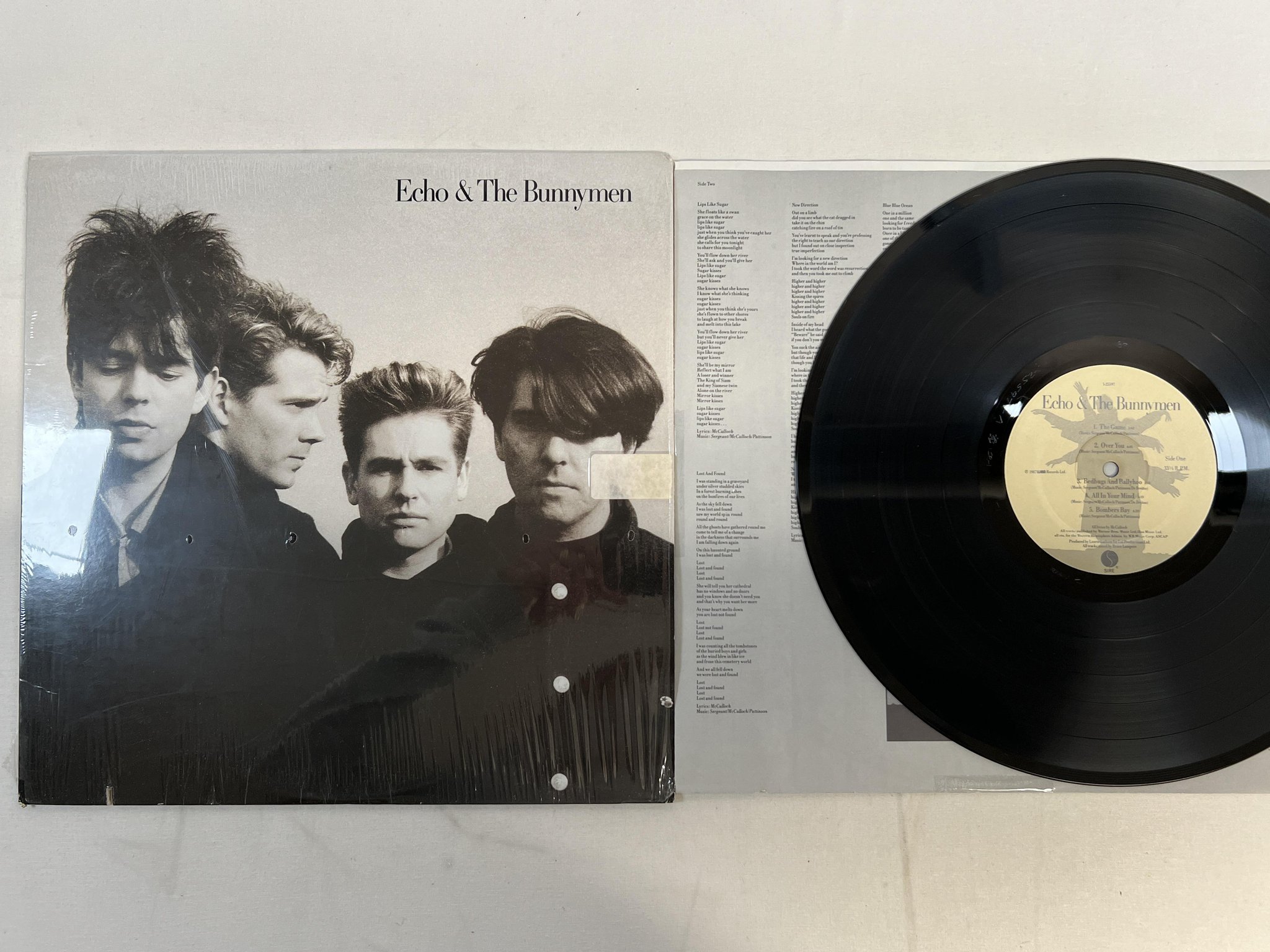 Omslagsbild för skivan ECHO & THE BUNNYMEN s/t LP -87 US SIRE 1-25597