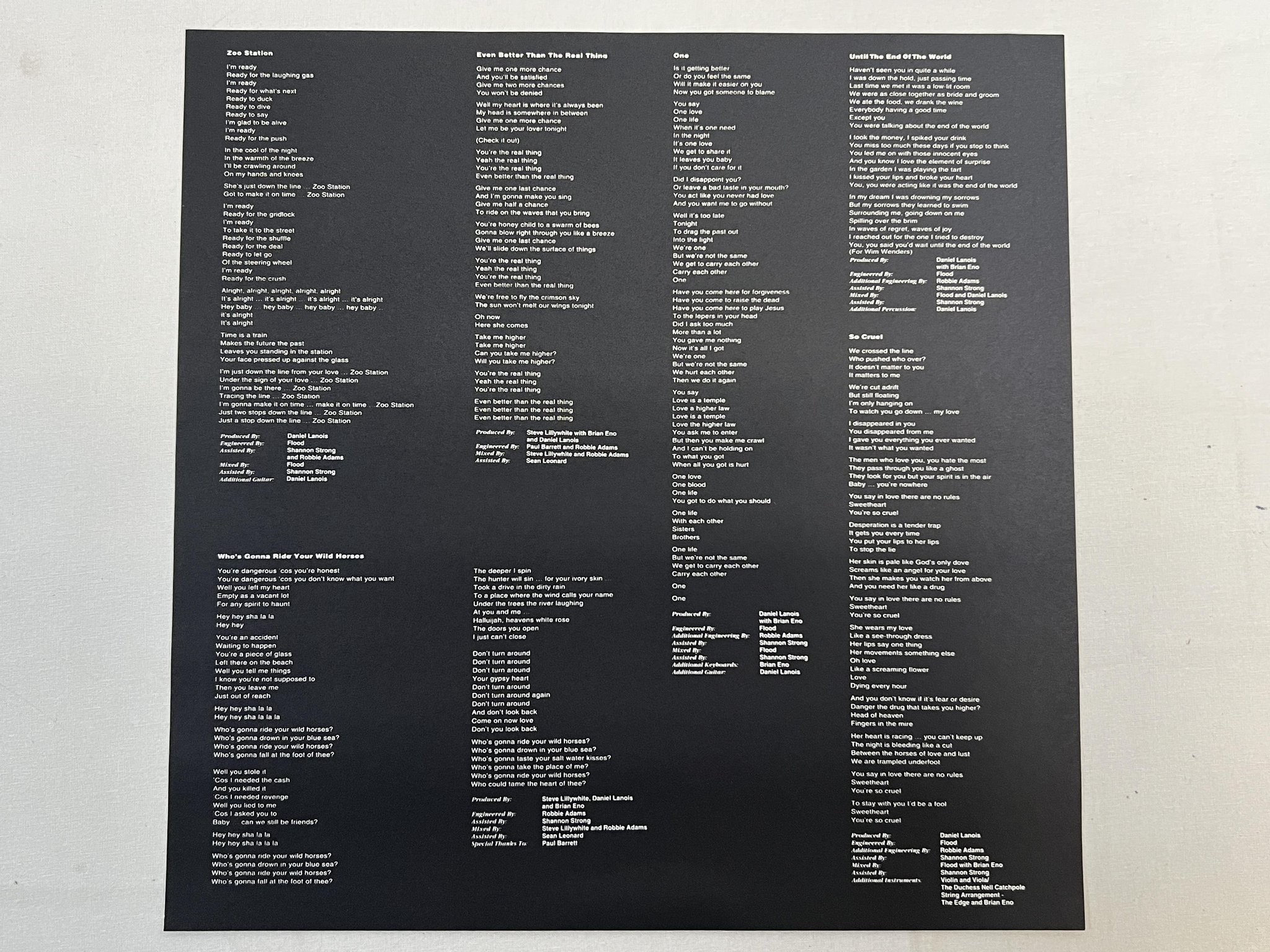 Omslagsbild för skivan U2 achtung baby LP -91 ISLAND 212 110 ** love is blindness **