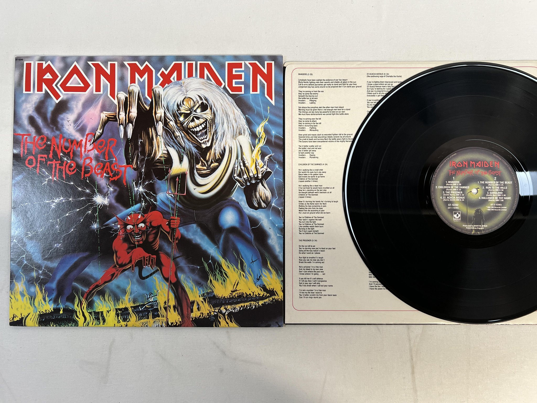 Omslagsbild för skivan IRON MAIDEN the number of the beast LP -82 Can HARVEST ST-12202
