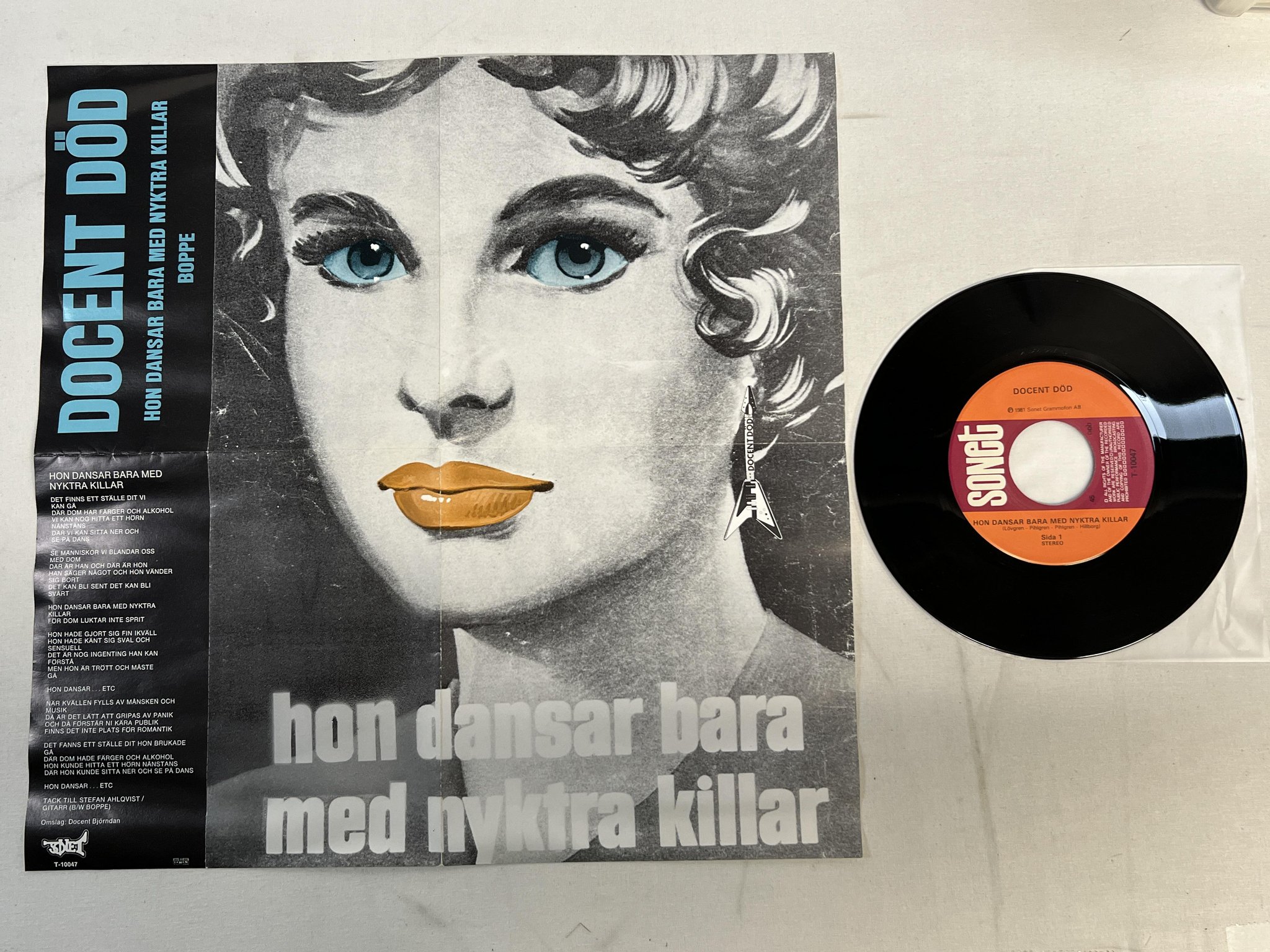 Omslagsbild för skivan DOCENT DÖD hon dansar bara med nyktra killar 7" -81 SONET T-10047