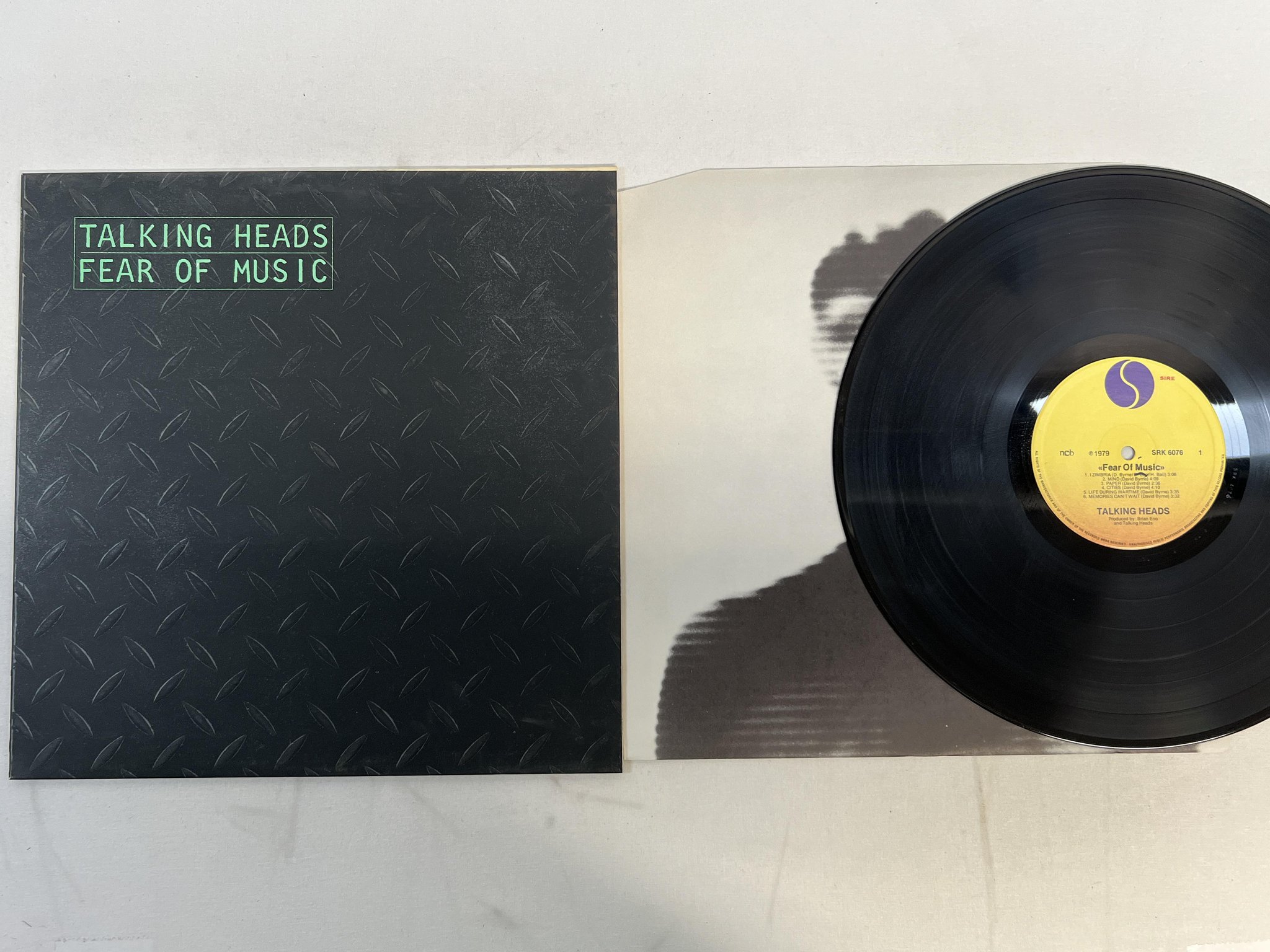 Omslagsbild för skivan TALKING HEADS fear of music LP -79 ncb SIRE SRK 6076 * embossed sleeve *